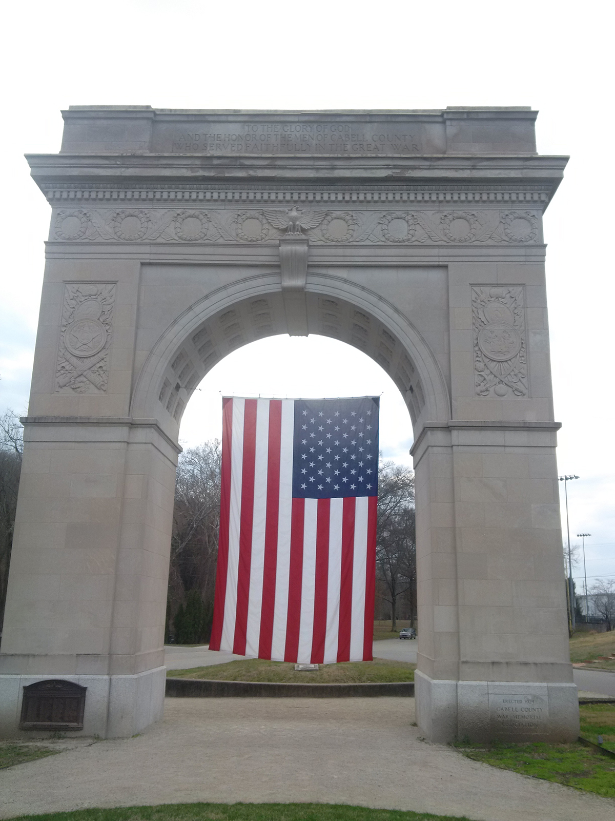 Zoom on the image : Memorial Arch and Boulevard 