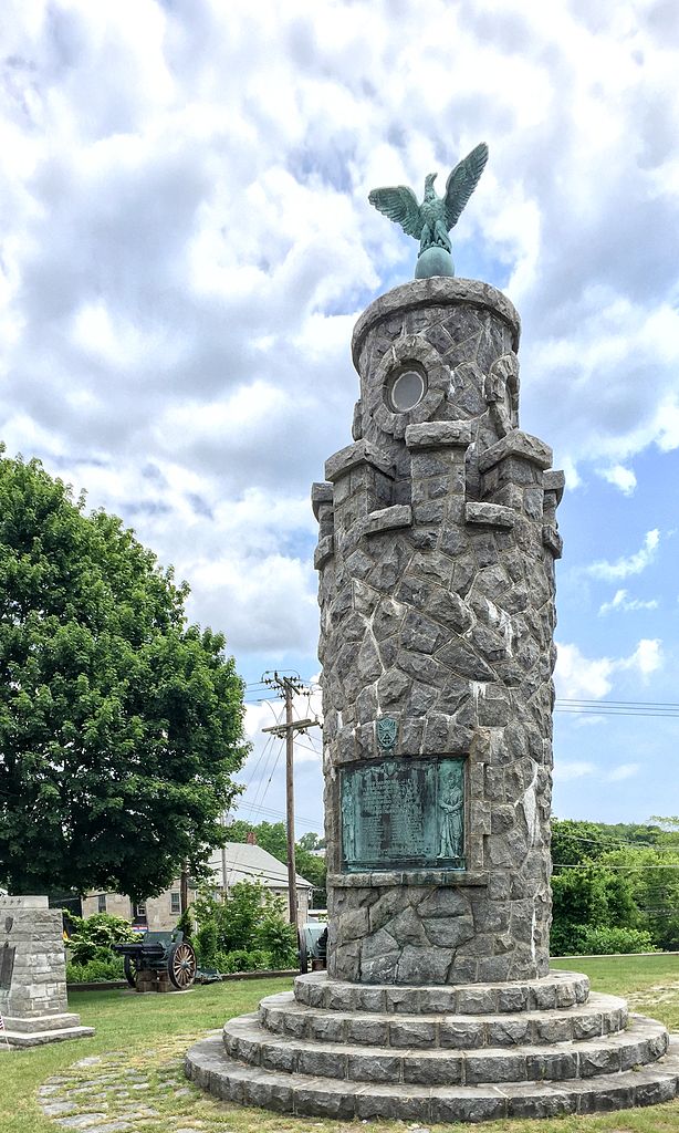 Zoom on the image : West Warwick World War I Memorial