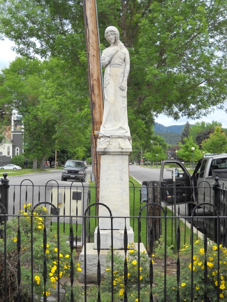 Zoom on the image : Austin Reedy WWl Memorial Statue