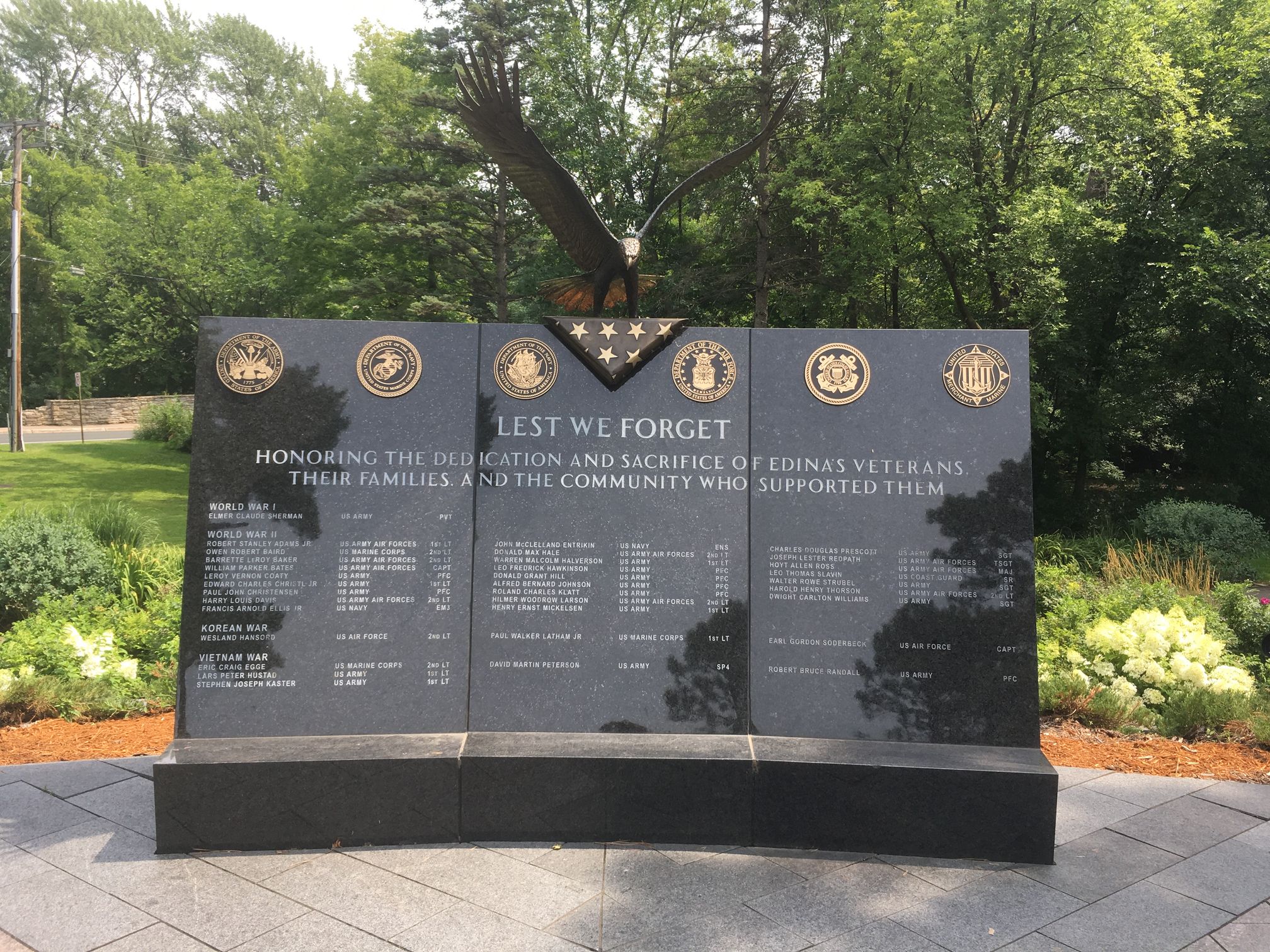 Zoom on the image : Edina Veterans Memorial