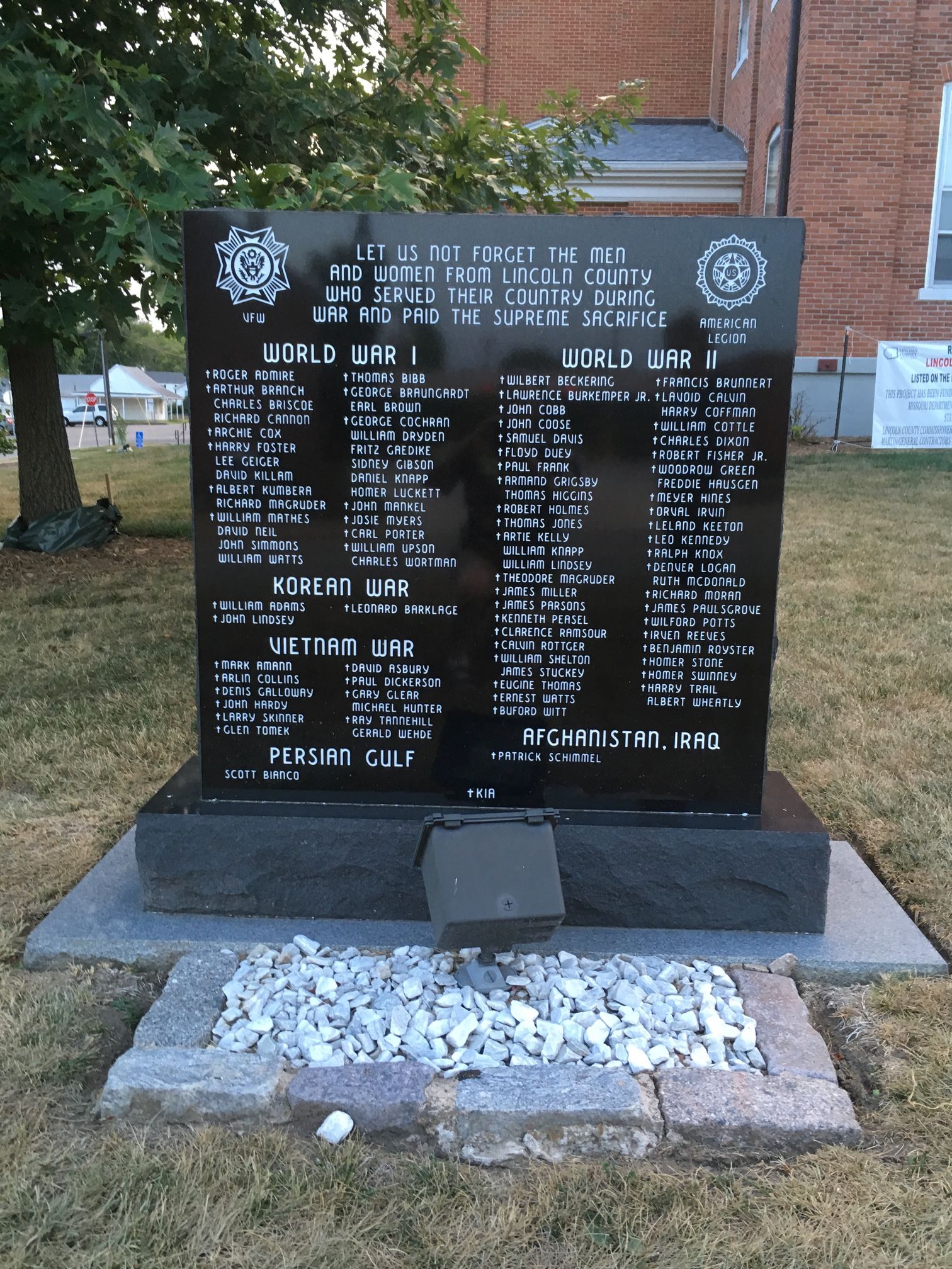 Zoom on the image : Lincoln County Missouri War Memorial