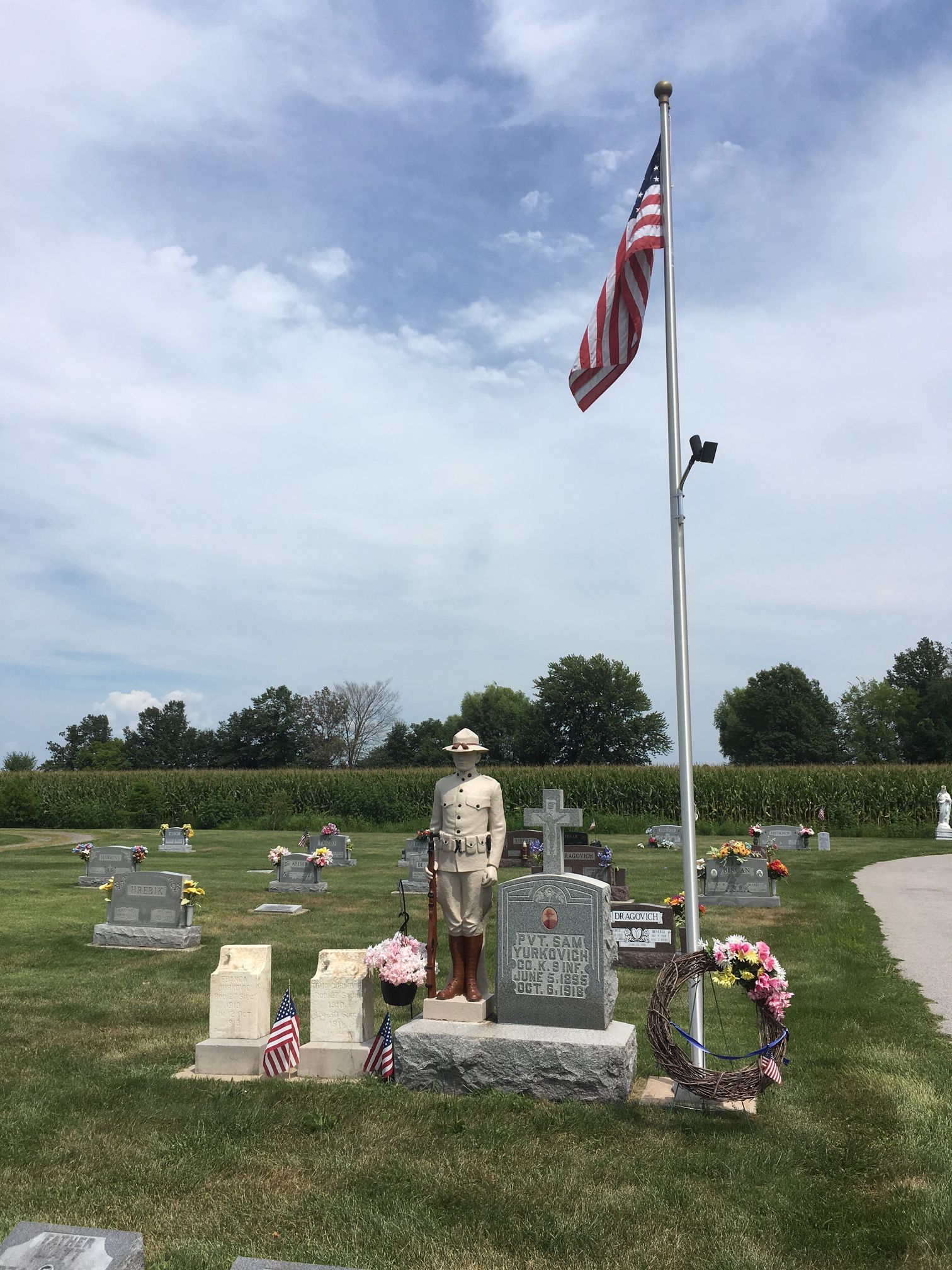 Zoom on the image : World War 1 Soldiers Memorial Statues in SW Illinois
