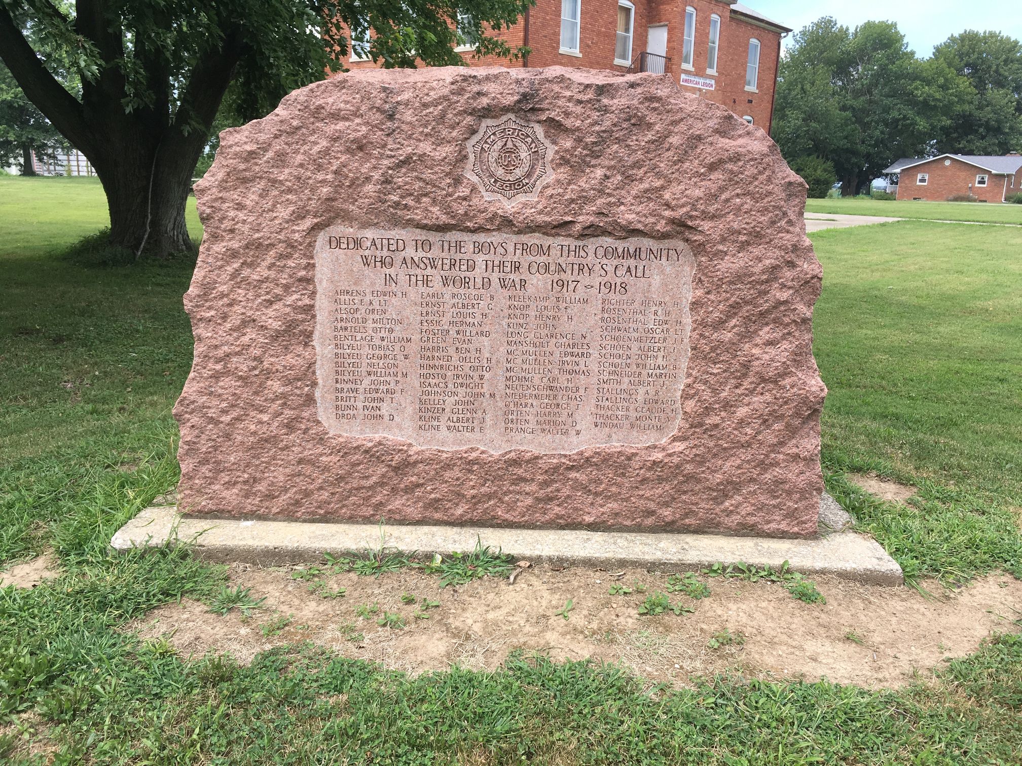 Zoom on the image : “The World War” Community Monument, New Douglas, IL