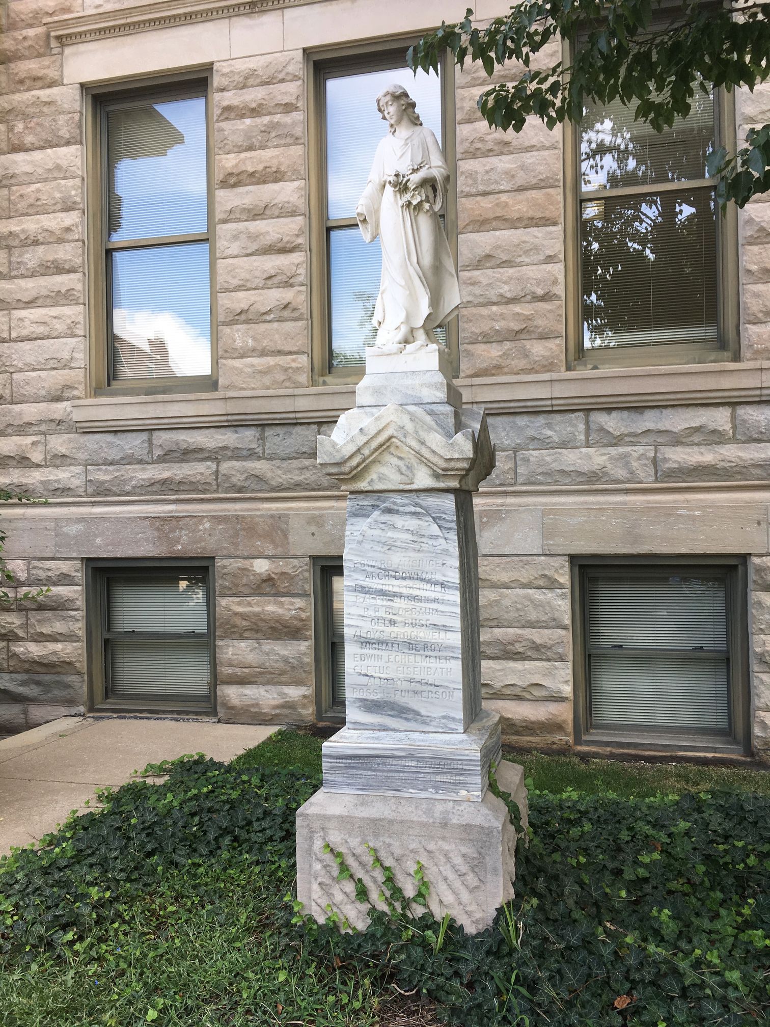 Zoom on the image : St. Charles County World War Soldiers & Sailors Memorial Monument