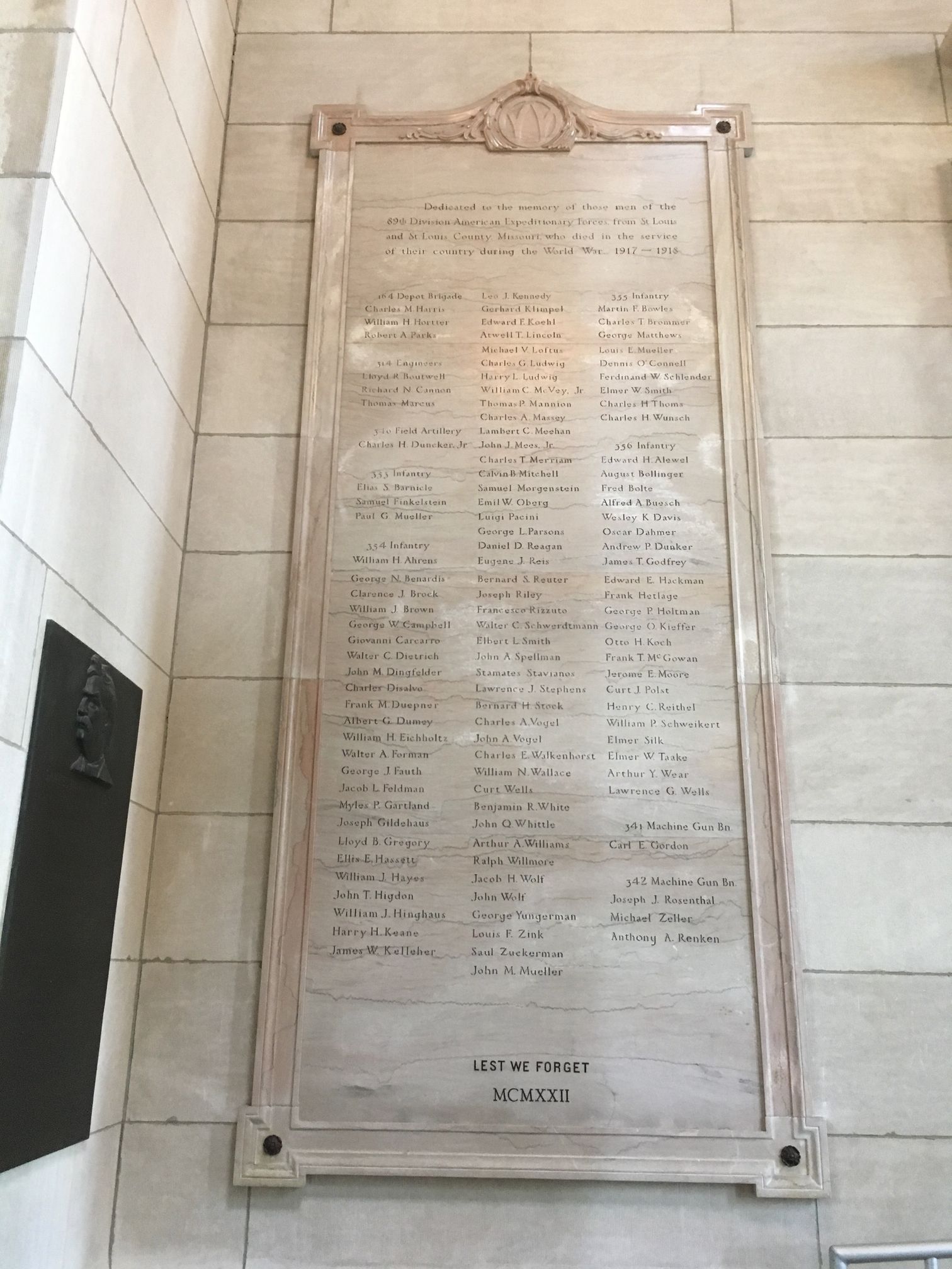 Zoom on the image : The World War Memorial Wall of Missouri’s 89th Division