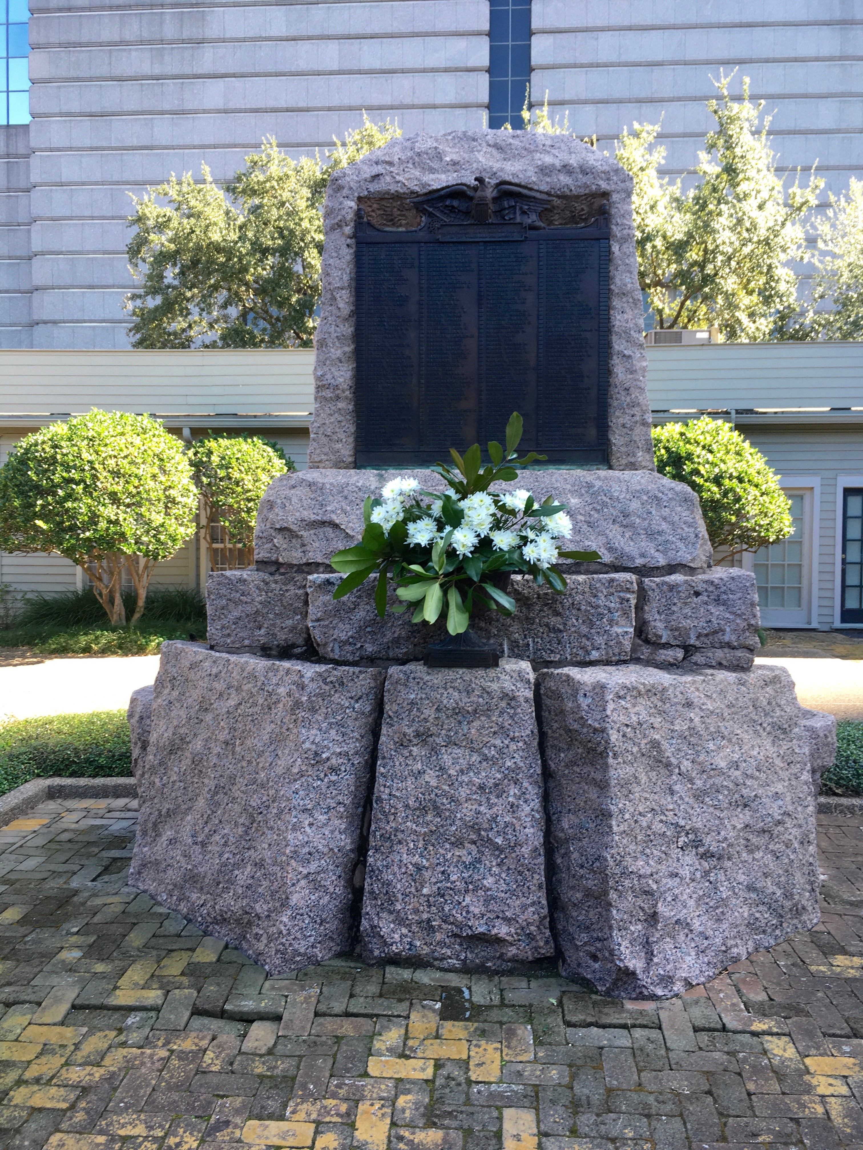 Zoom on the image : WW1 Memorial monument in the Heritage Society Plaza
