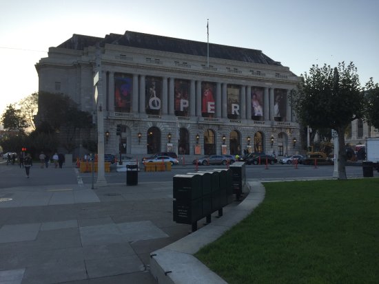 Zoom on the image : War Memorial Veterans Building and Opera House