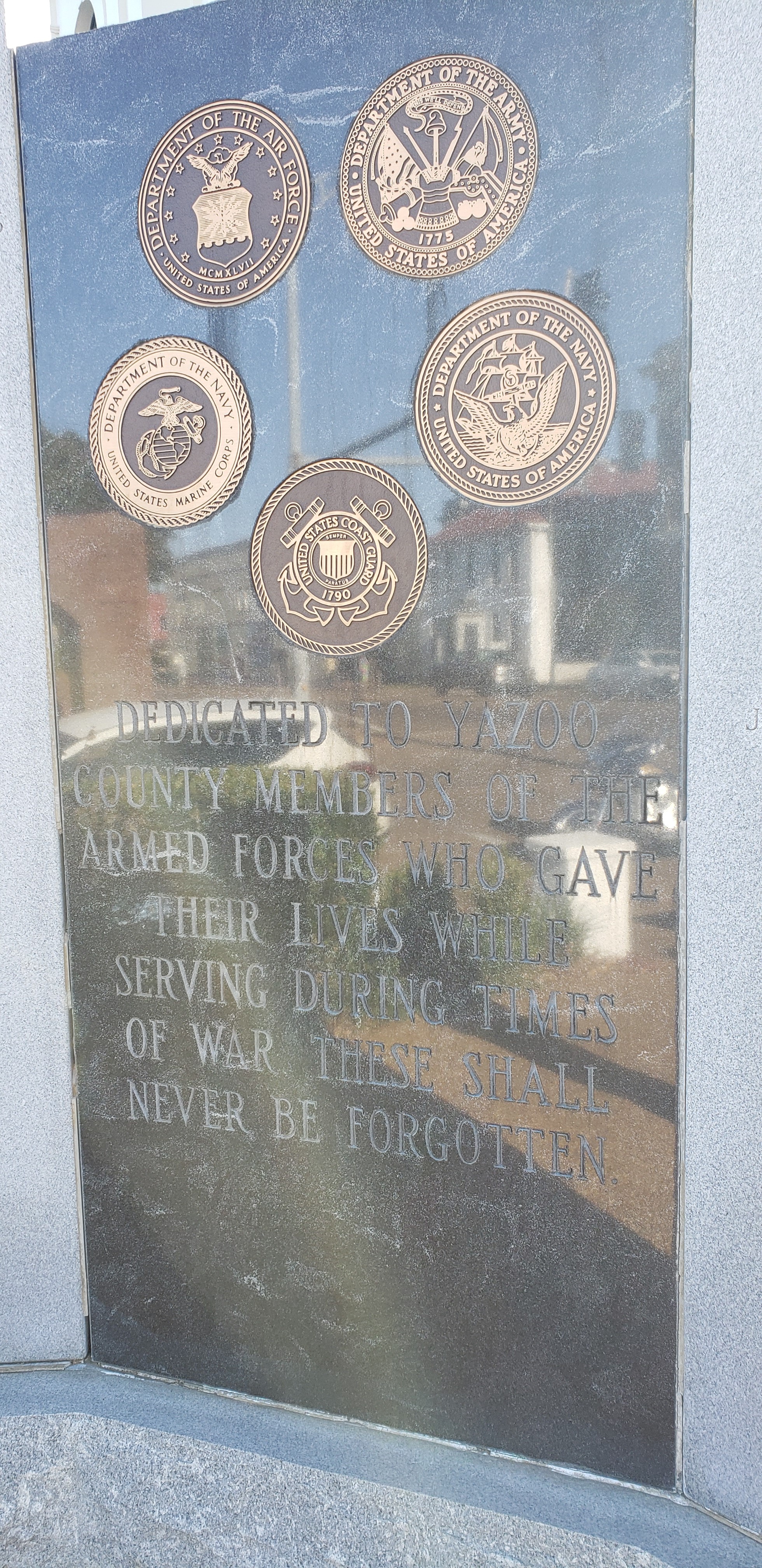 Zoom on the image : Yazoo County War Memorial