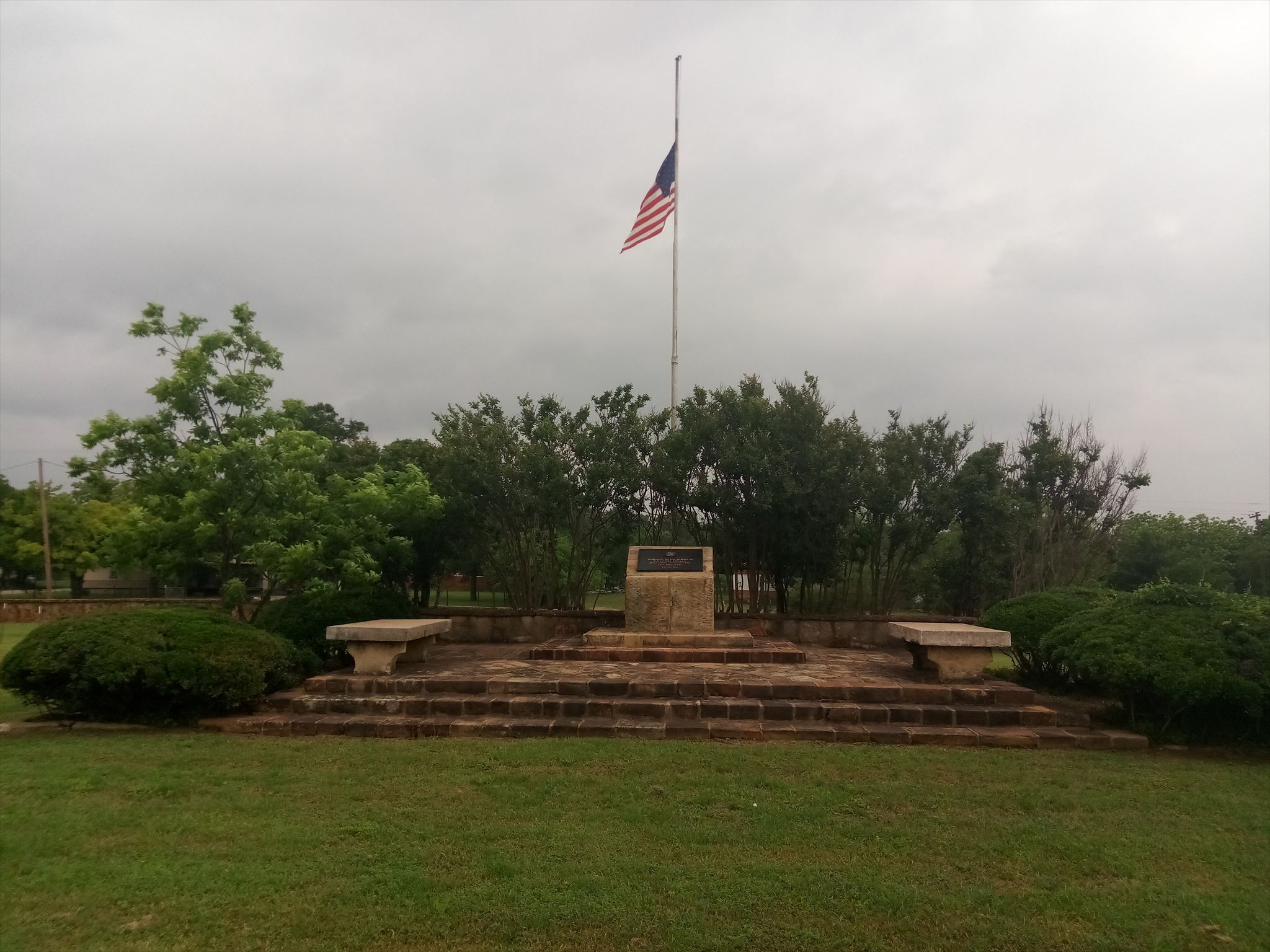 Zoom on the image : Mineral Wells World War Memorial