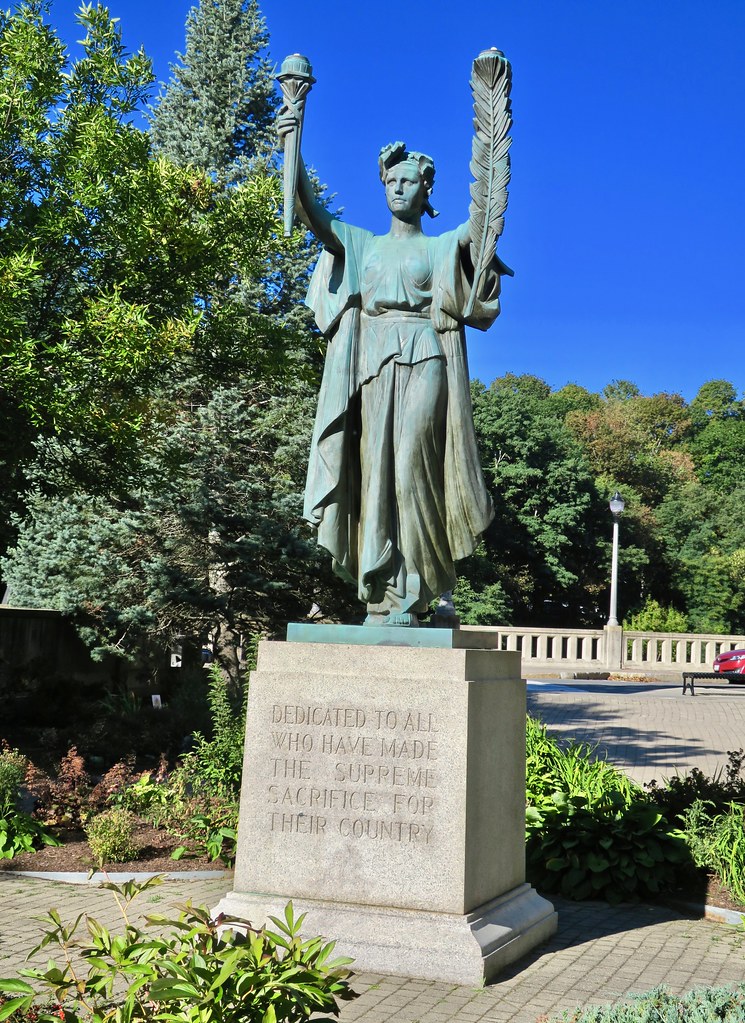Zoom on the image : Lady Victory War Memorial