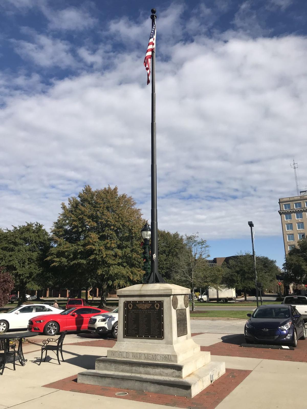 Zoom on the image : Greenwood World War Monument