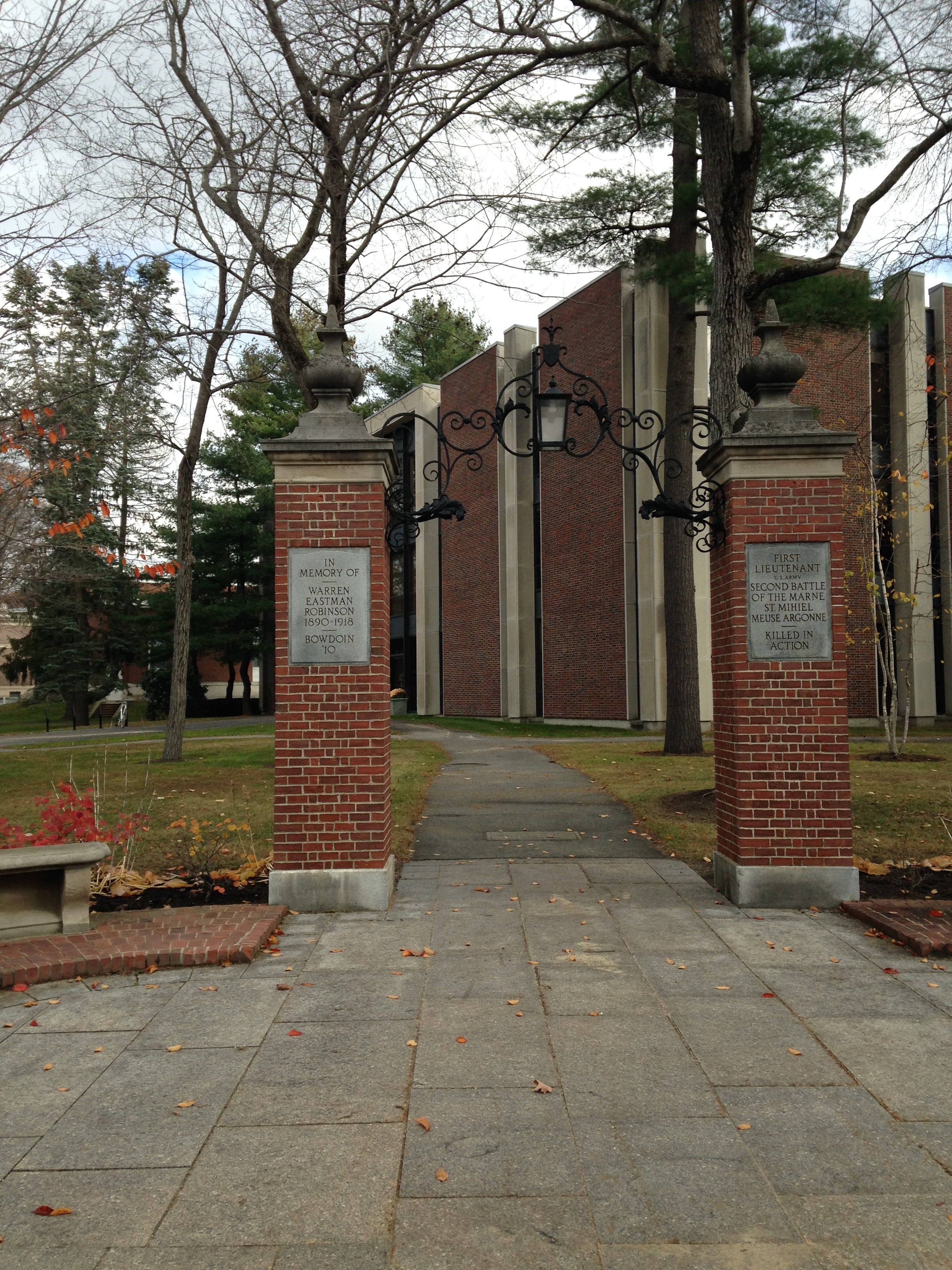 Zoom on the image : Bowdoin College Robinson Memorial Gate