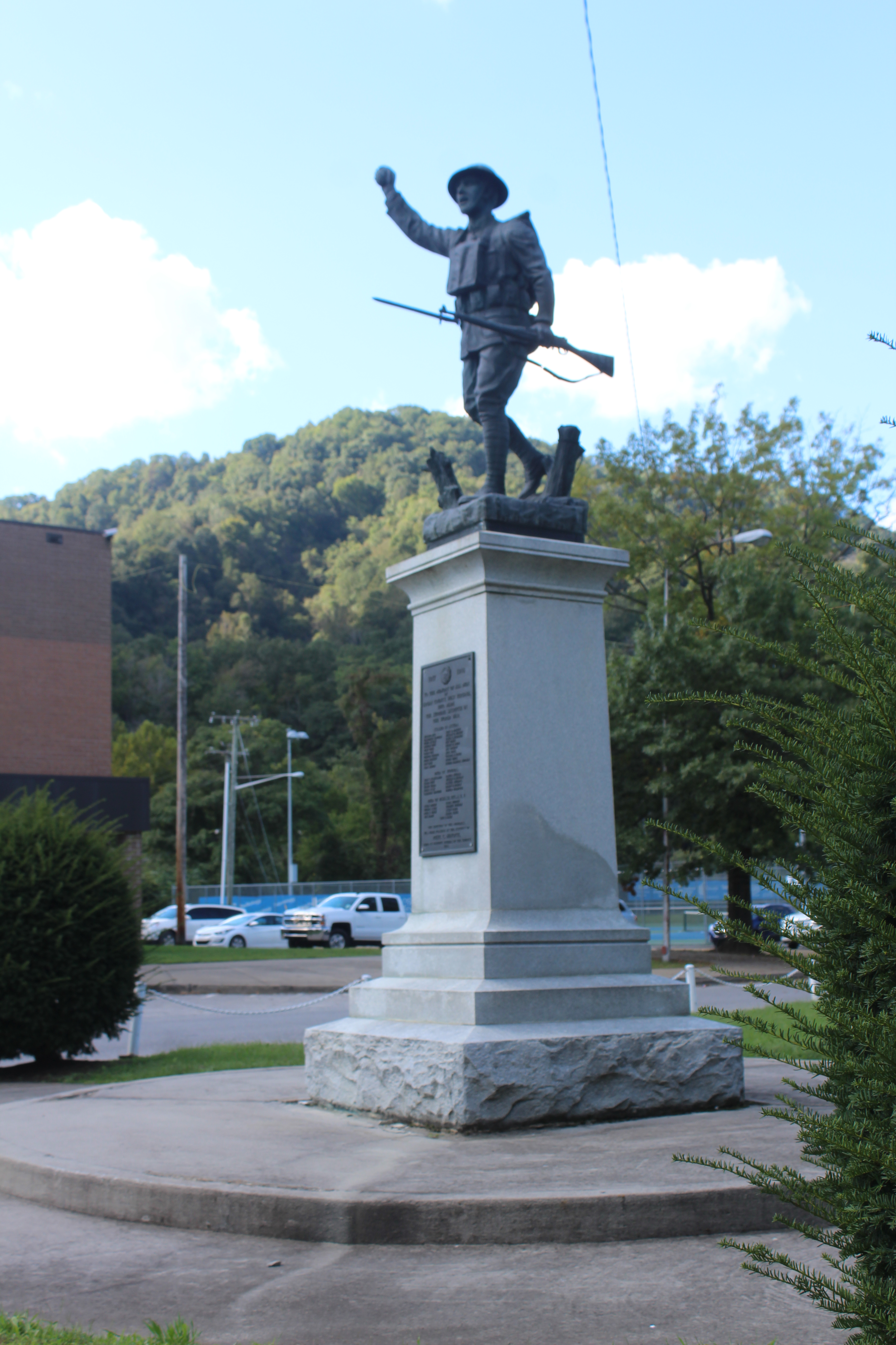 Zoom on the image : Logan WV Doughboy Monument