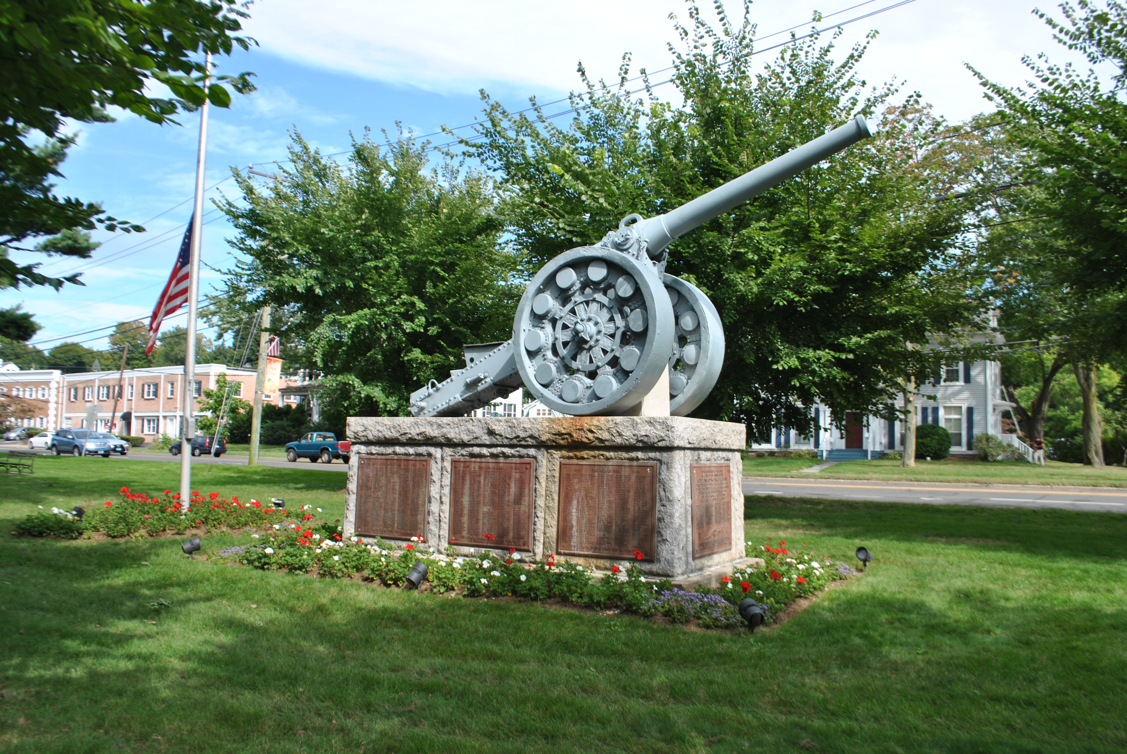 Zoom on the image : WWI Memorial a.k.a. "The Cannon"