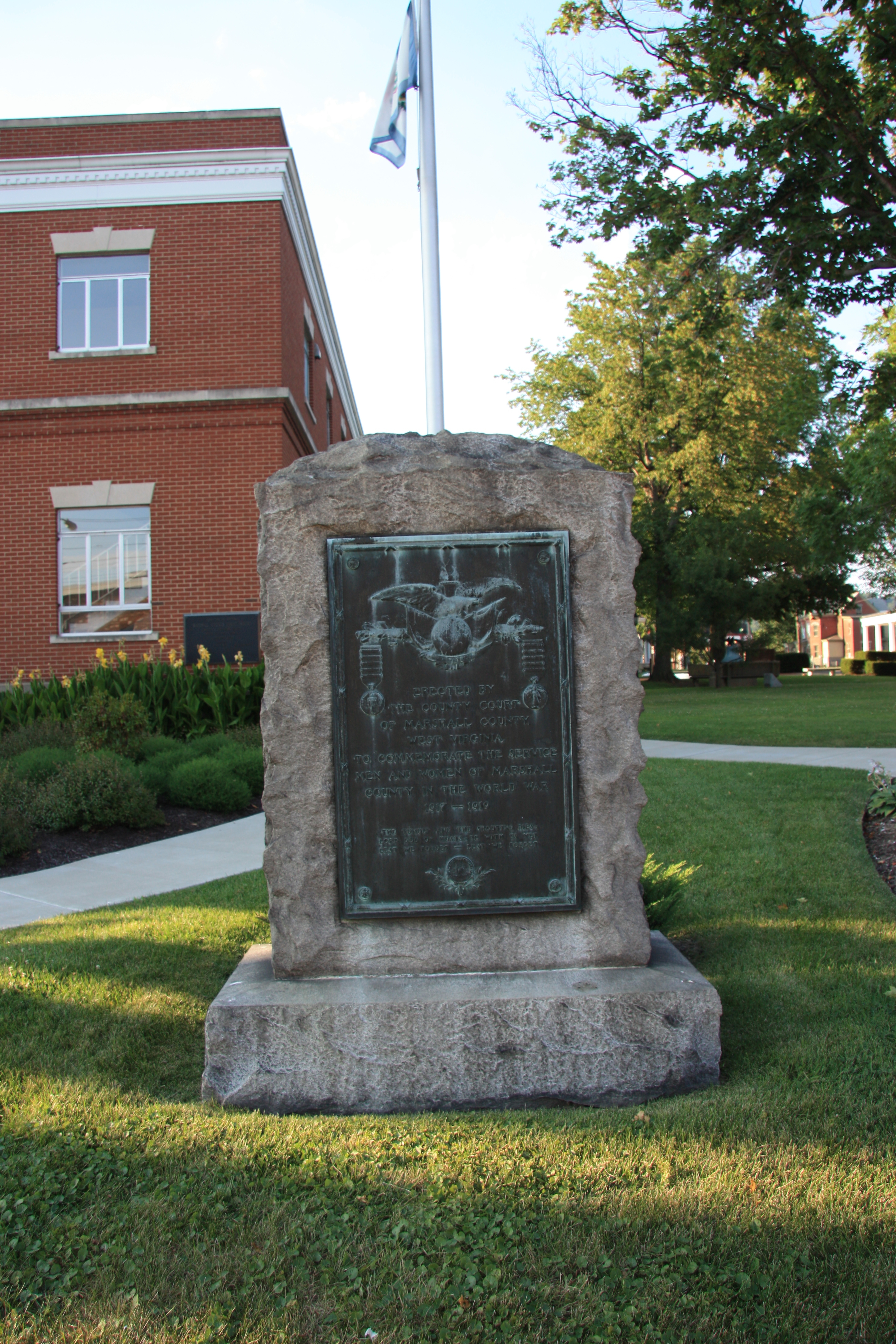 Zoom on the image : Marshall County World War I Memorial