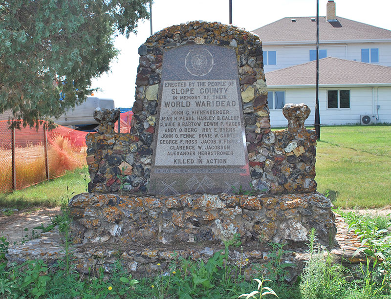 Zoom on the image : Slope County Veterans Memorial