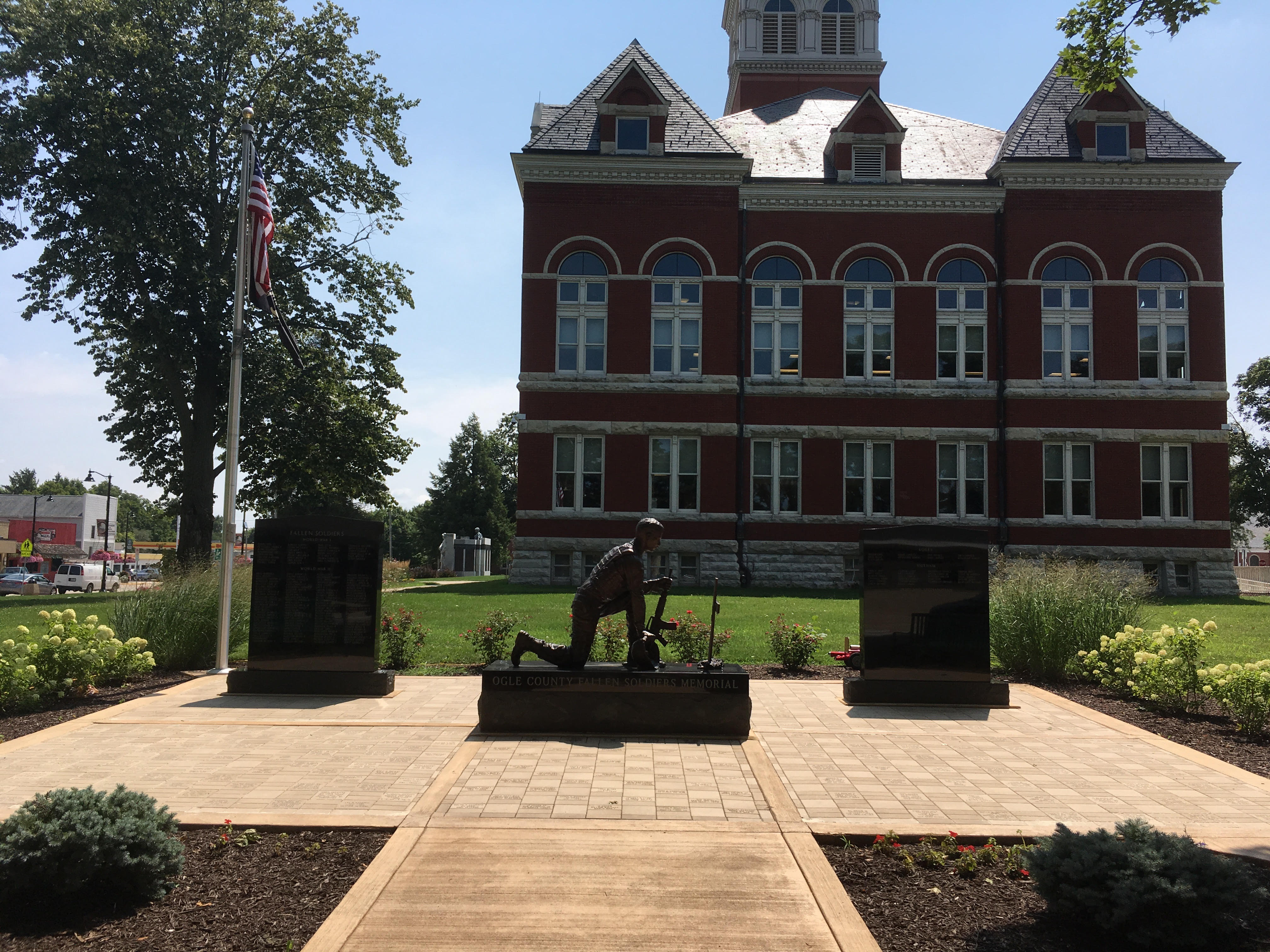 Zoom on the image : Ogle County Fallen Soldiers Memorial