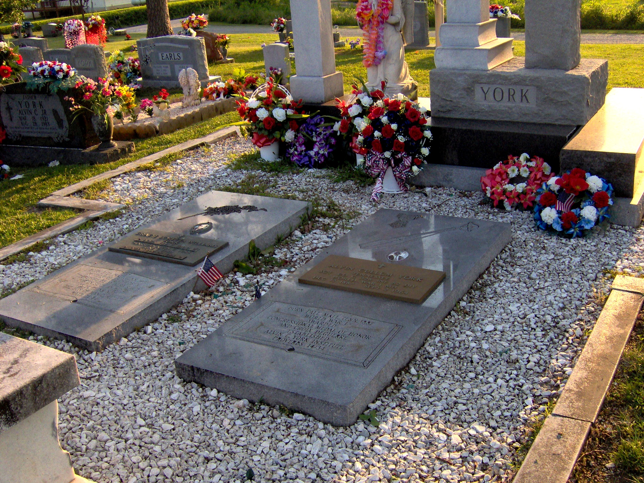 Zoom on the image : Sgt. Alvin C. York Grave