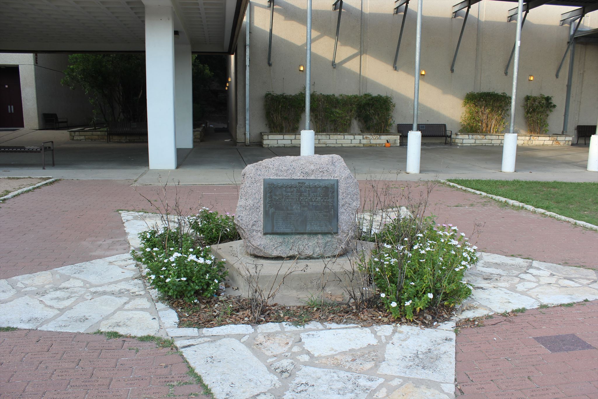 Zoom on the image : Austin High School World War I Memorial