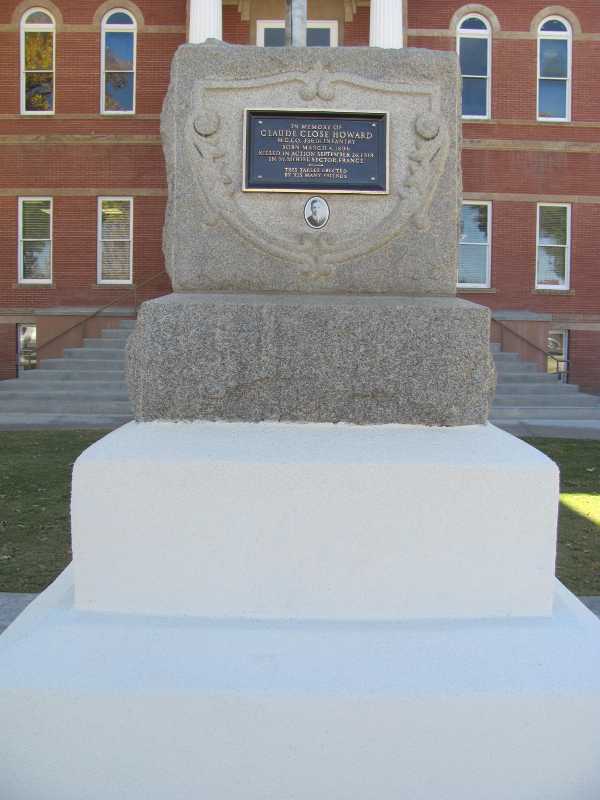 Zoom on the image : Claude Close Howard Monument