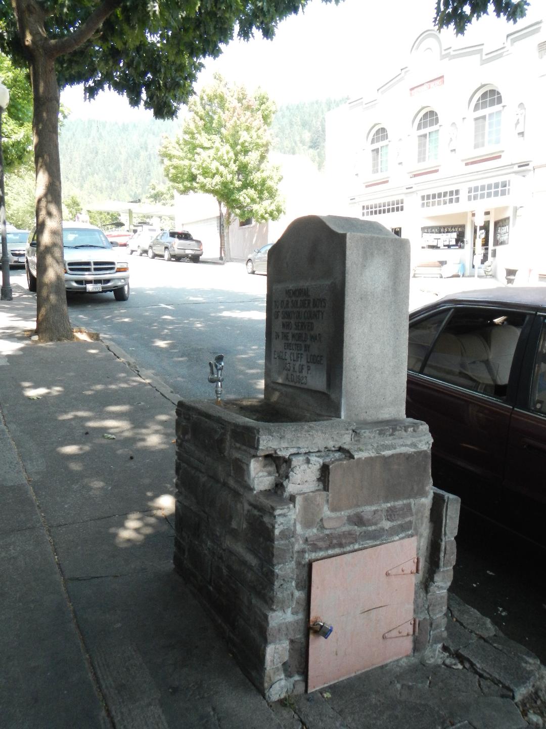 Zoom on the image : Dunsmuir World War Memorial