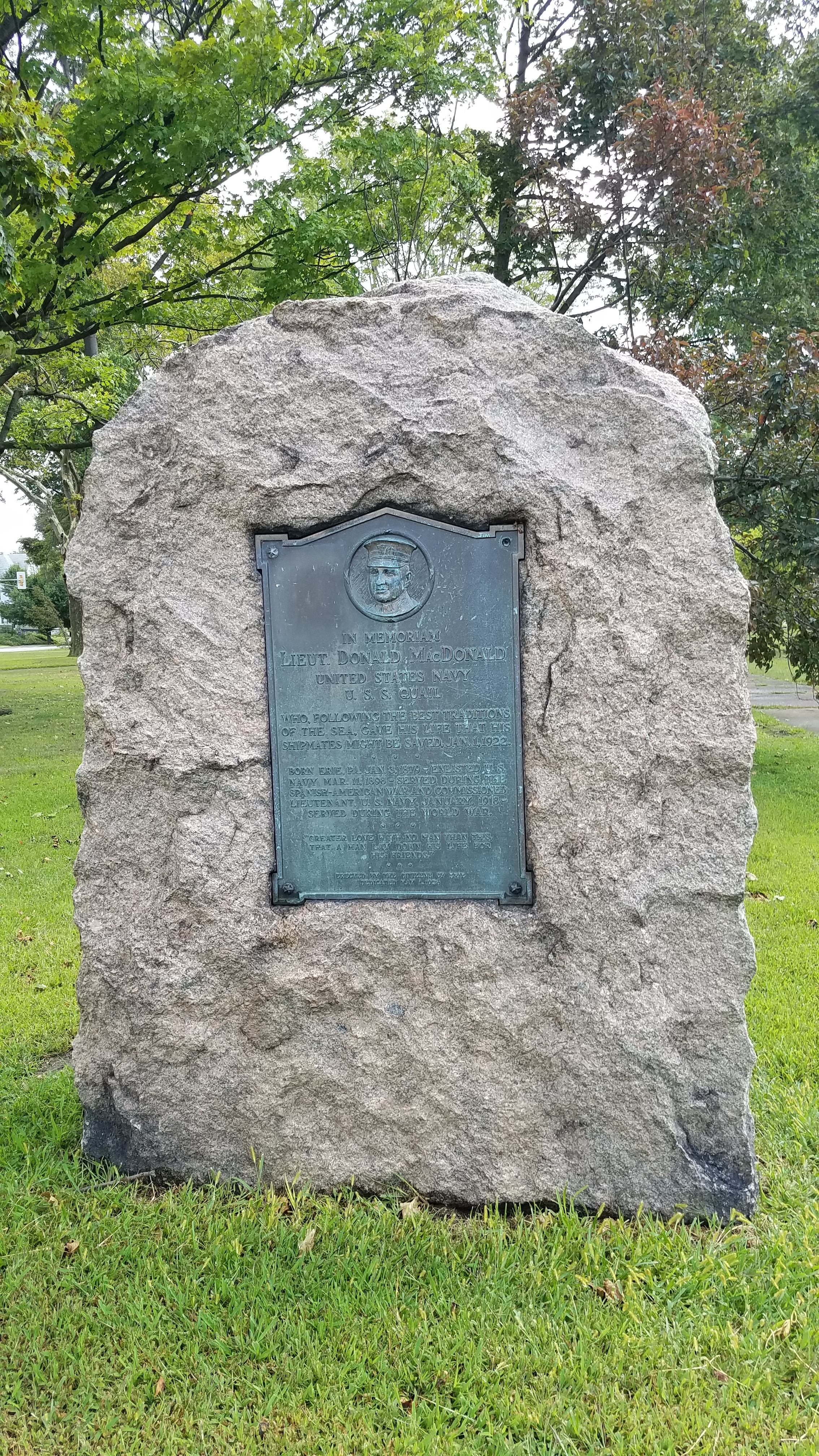 Zoom on the image : Lt Donald MacDonald Memorial Plaque