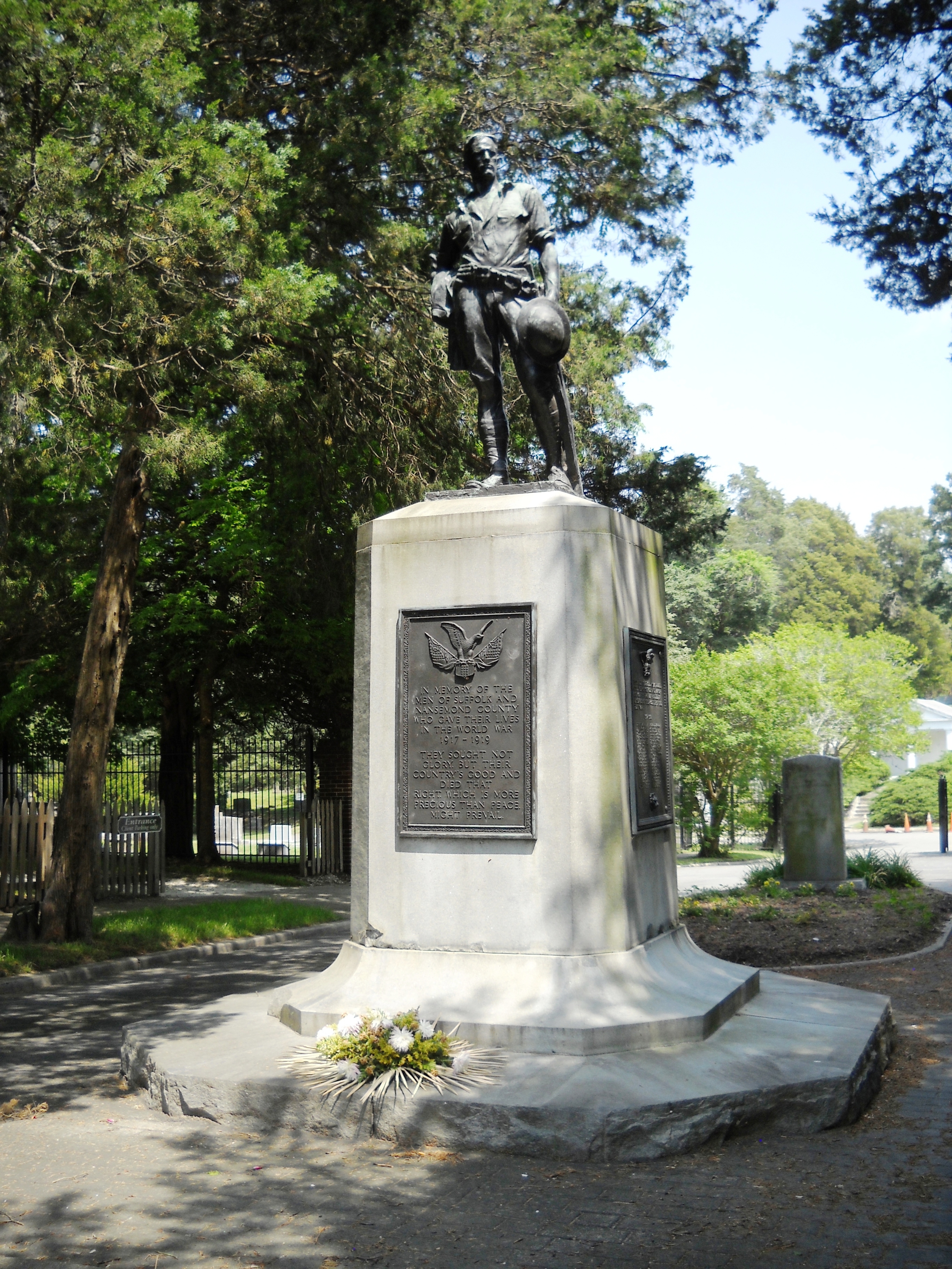 Zoom on the image : Suffolk and Nansemond County WWI Monument