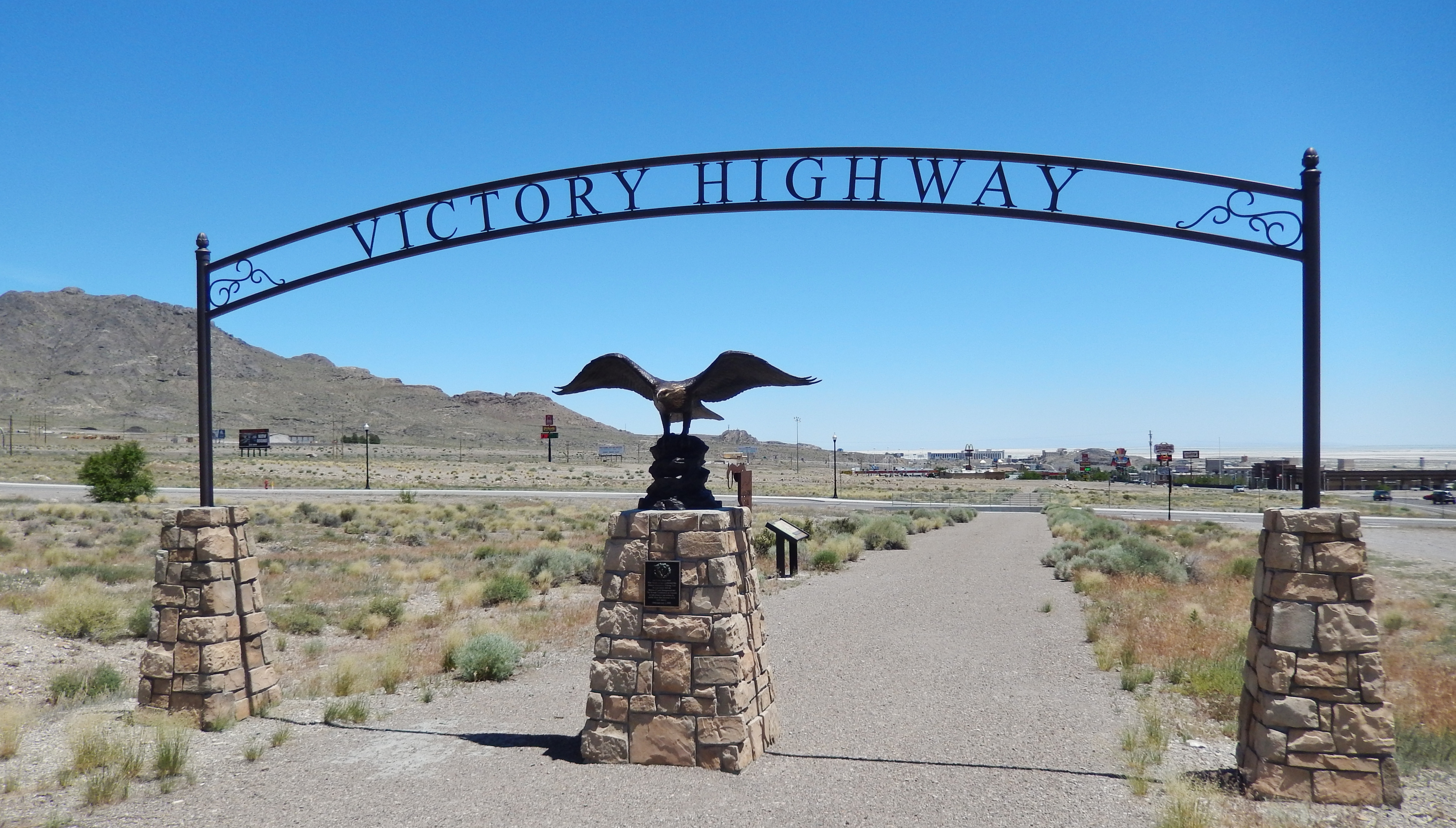 Zoom on the image : The Victory Highway Arch and Monument
