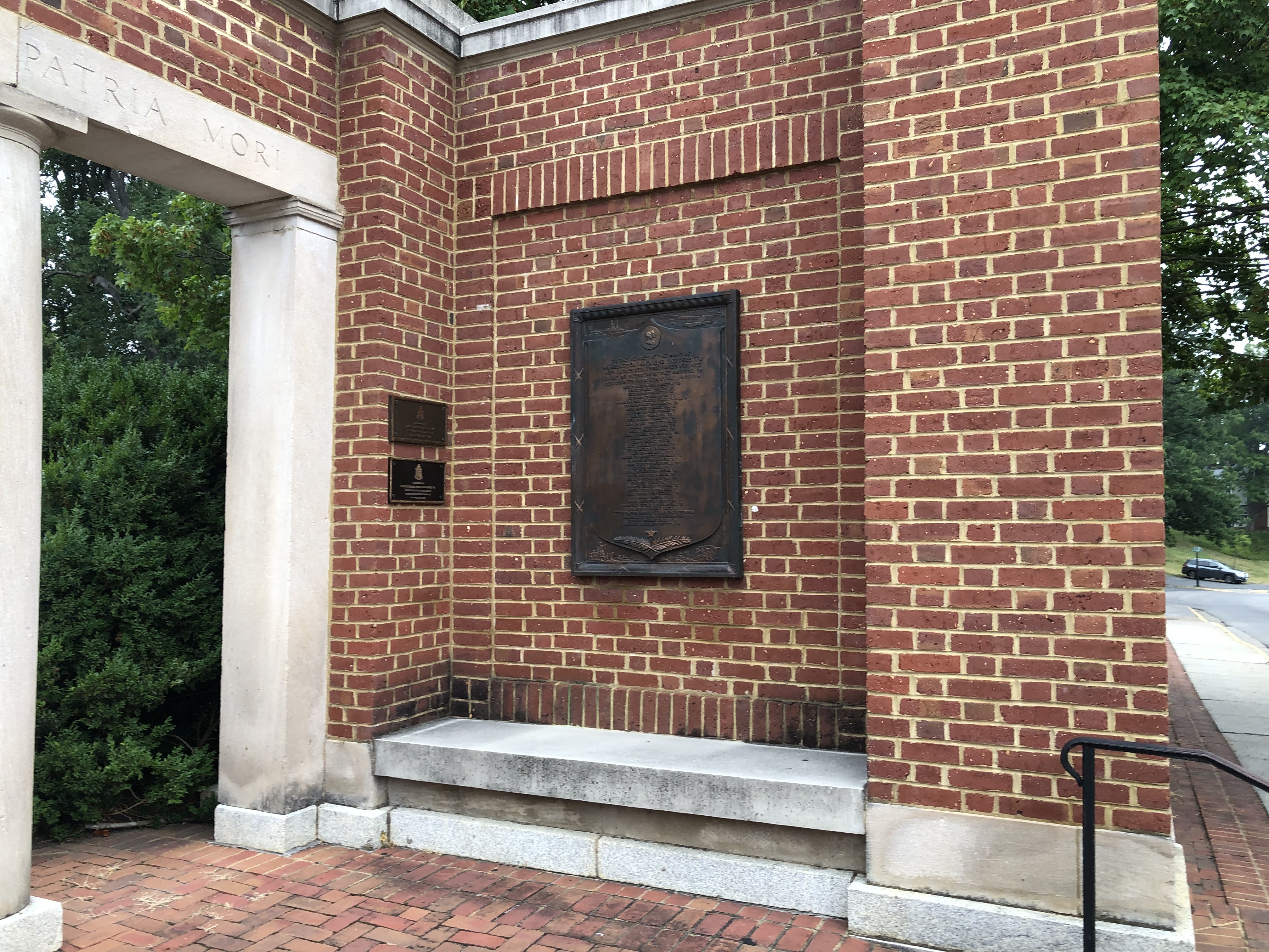 Zoom on the image : Washington and Lee Univ. WWI Memorial