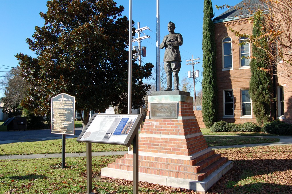 Zoom on the image : Lt. General John Archer Lejeune Monument