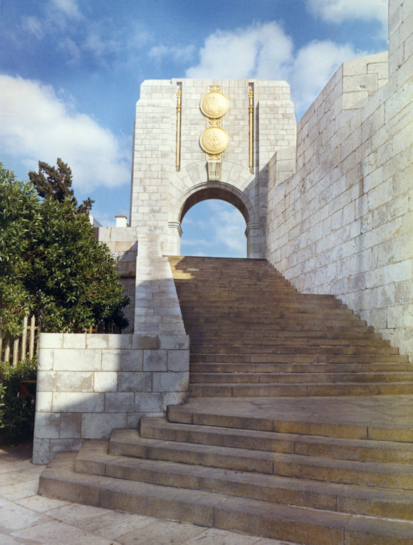 Zoom on the image : U.S. Navy Memorial at Gibraltar