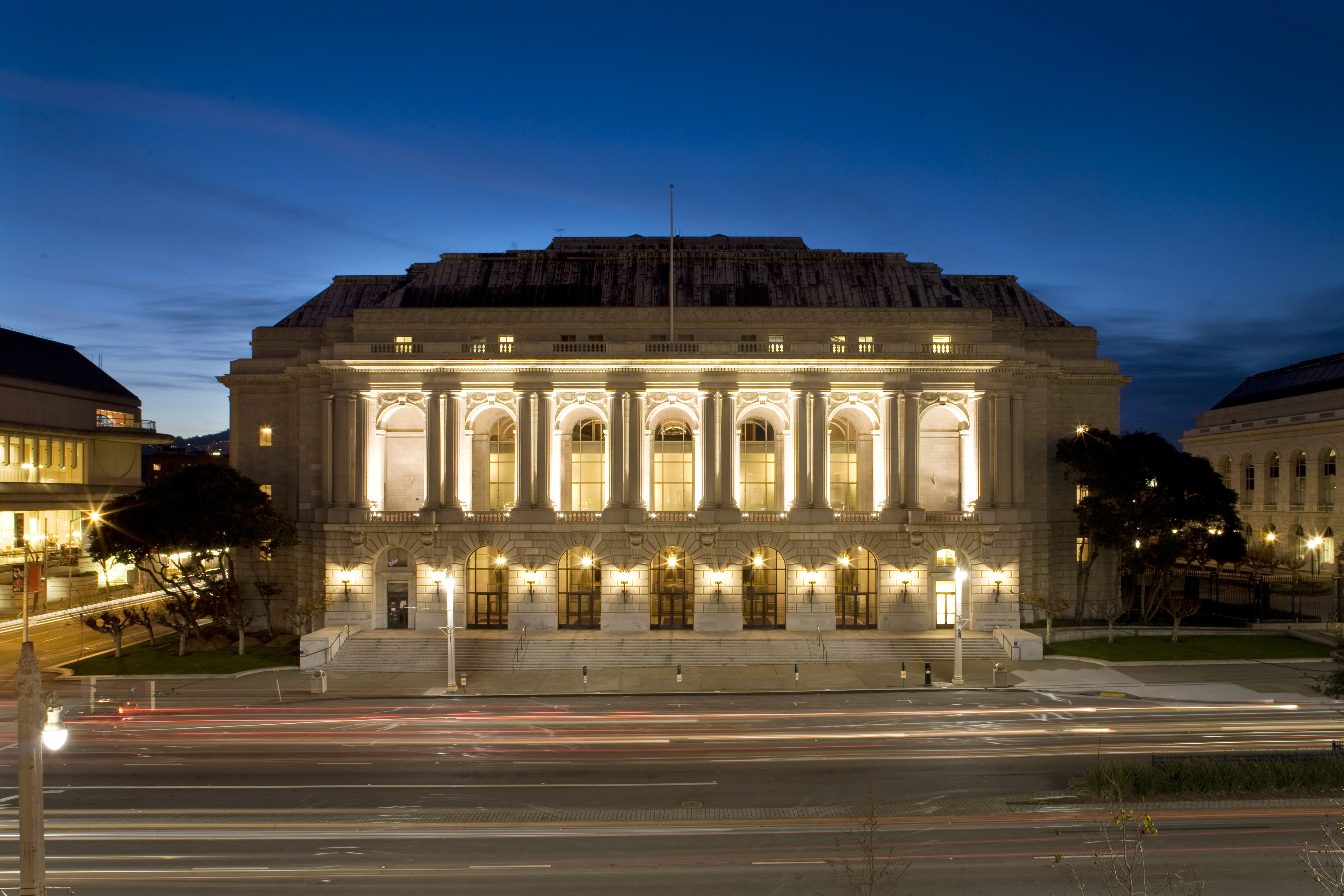 Zoom on the image : War Memorial Veterans Building and Opera House