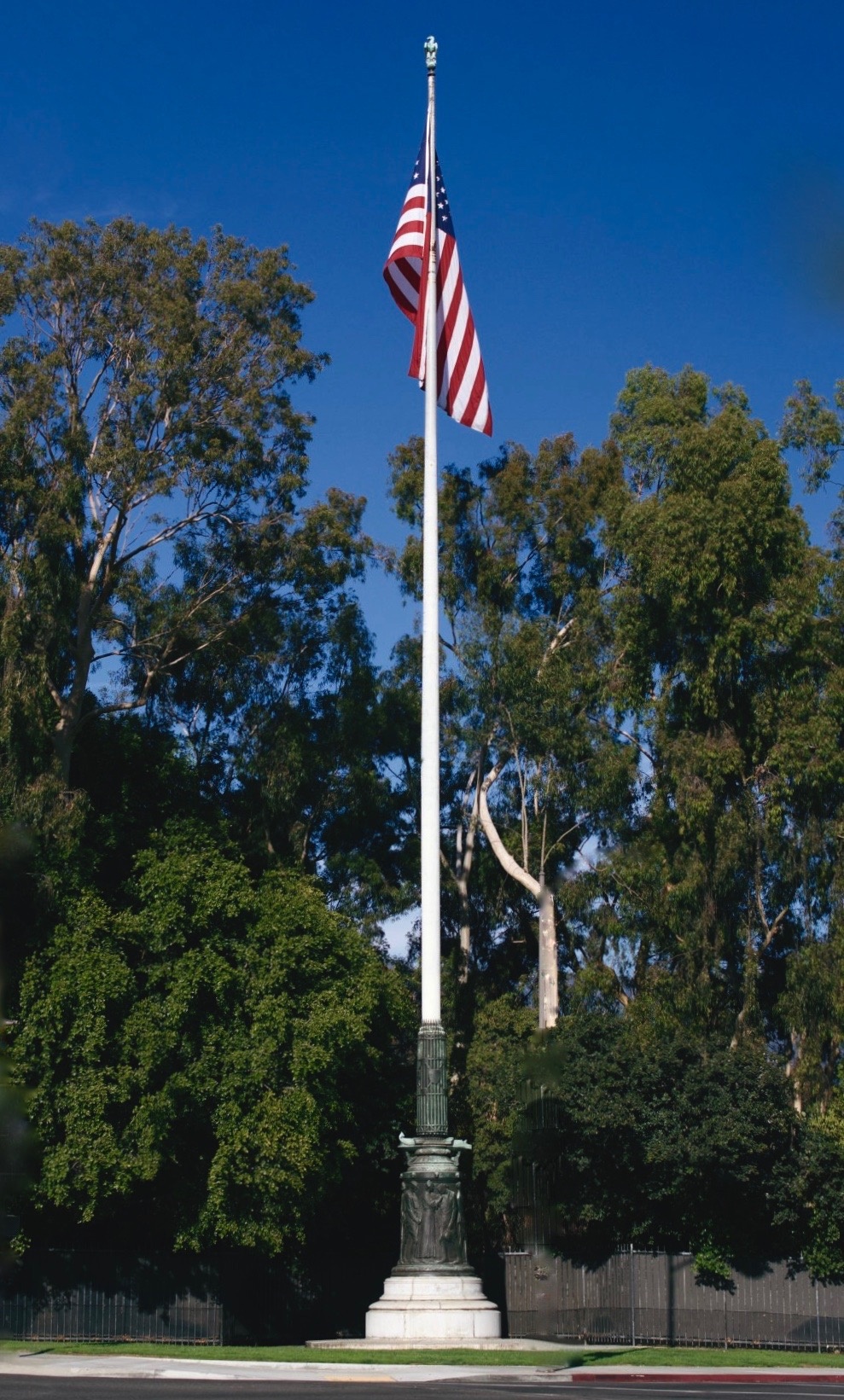 Zoom on the image : Goodhue Flagpole