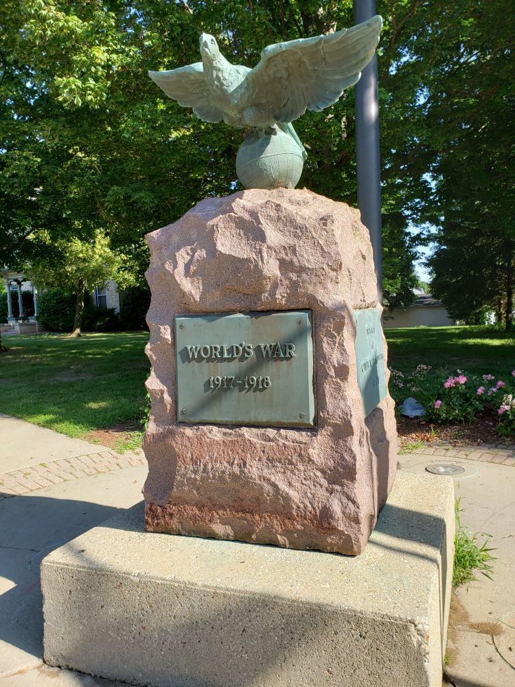 Zoom on the image : World War I Memorial - Whitewater