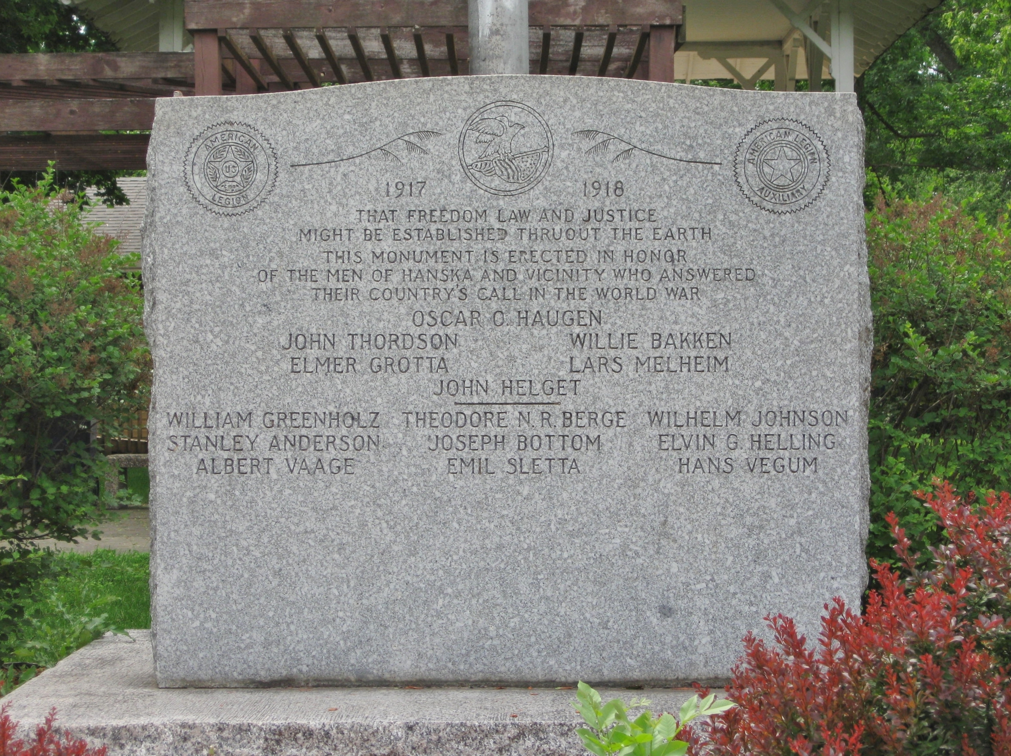 Zoom on the image : Hanska World War Memorial