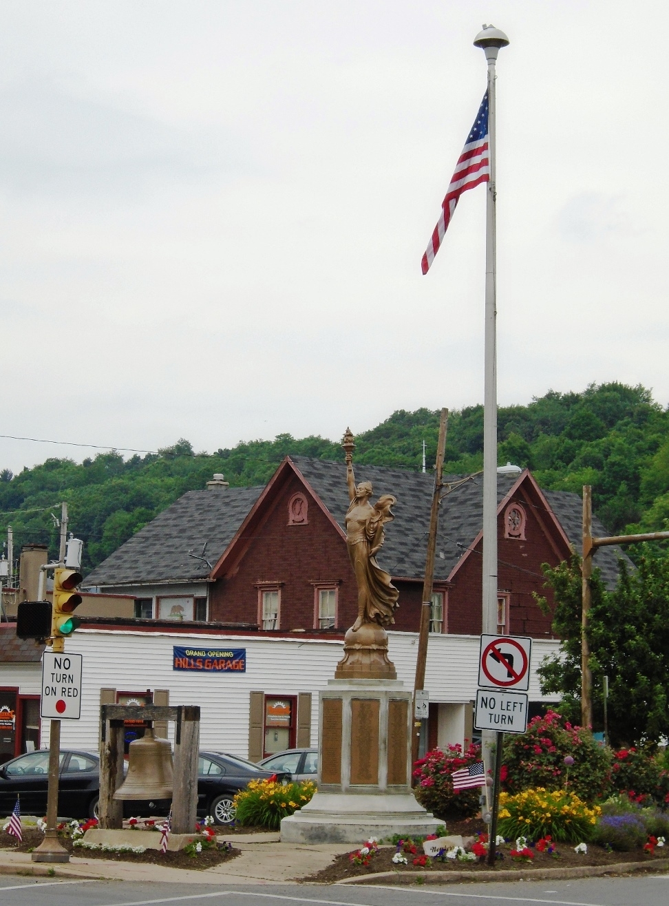 Zoom on the image : Williamsport World War Memorial