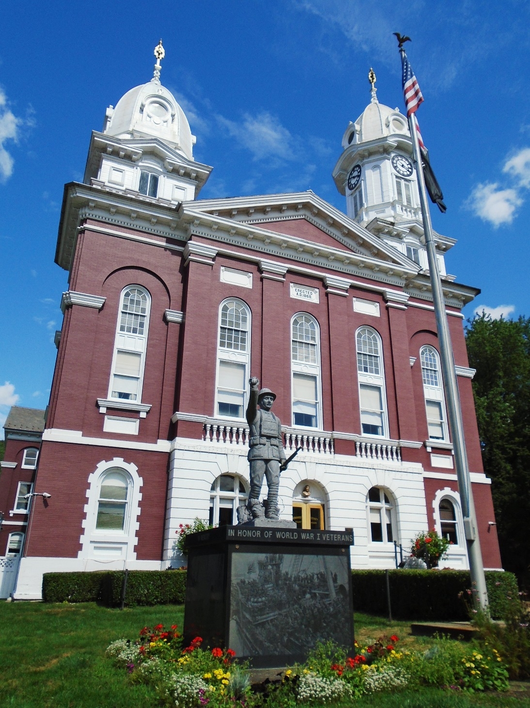 Zoom on the image : Venango County World War I Memorial