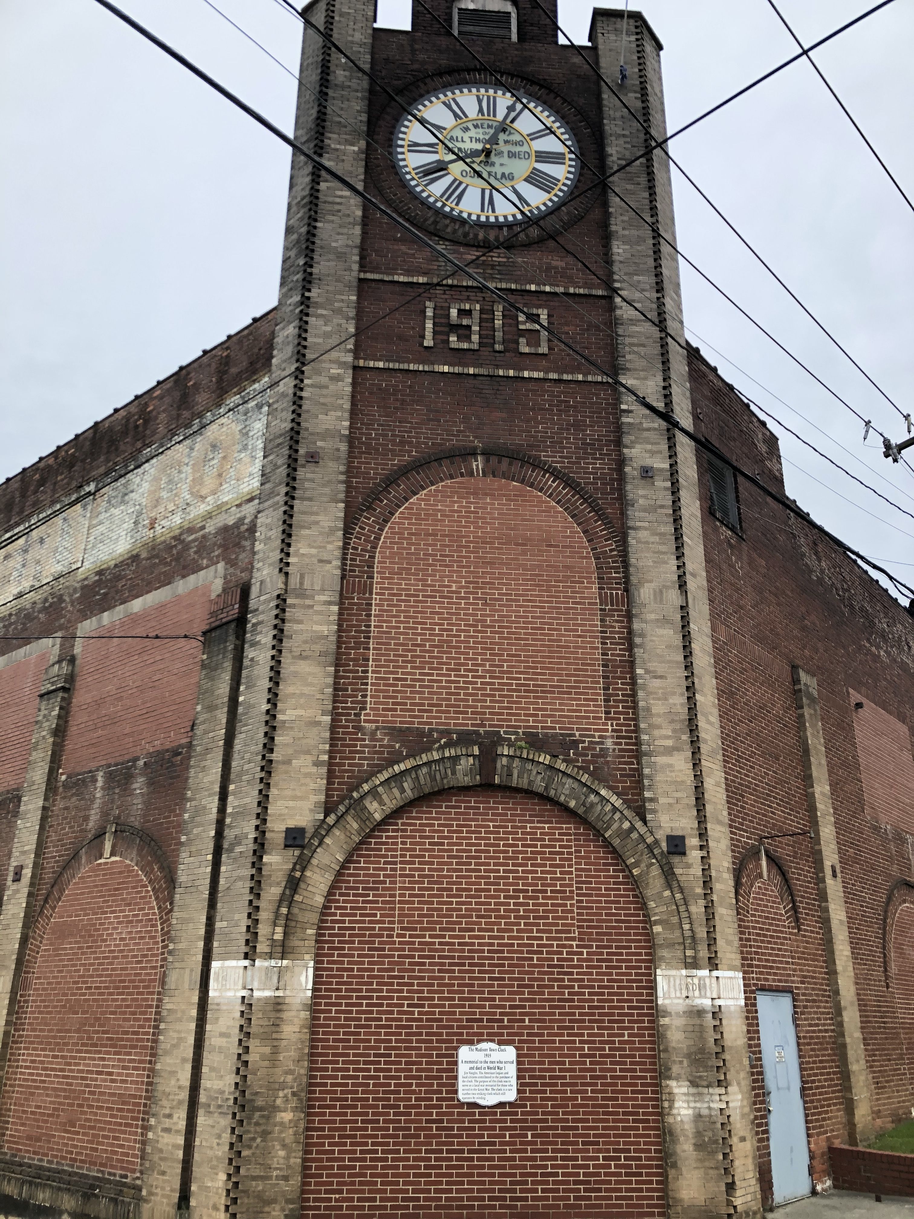 Zoom on the image : The Madison Town Clock