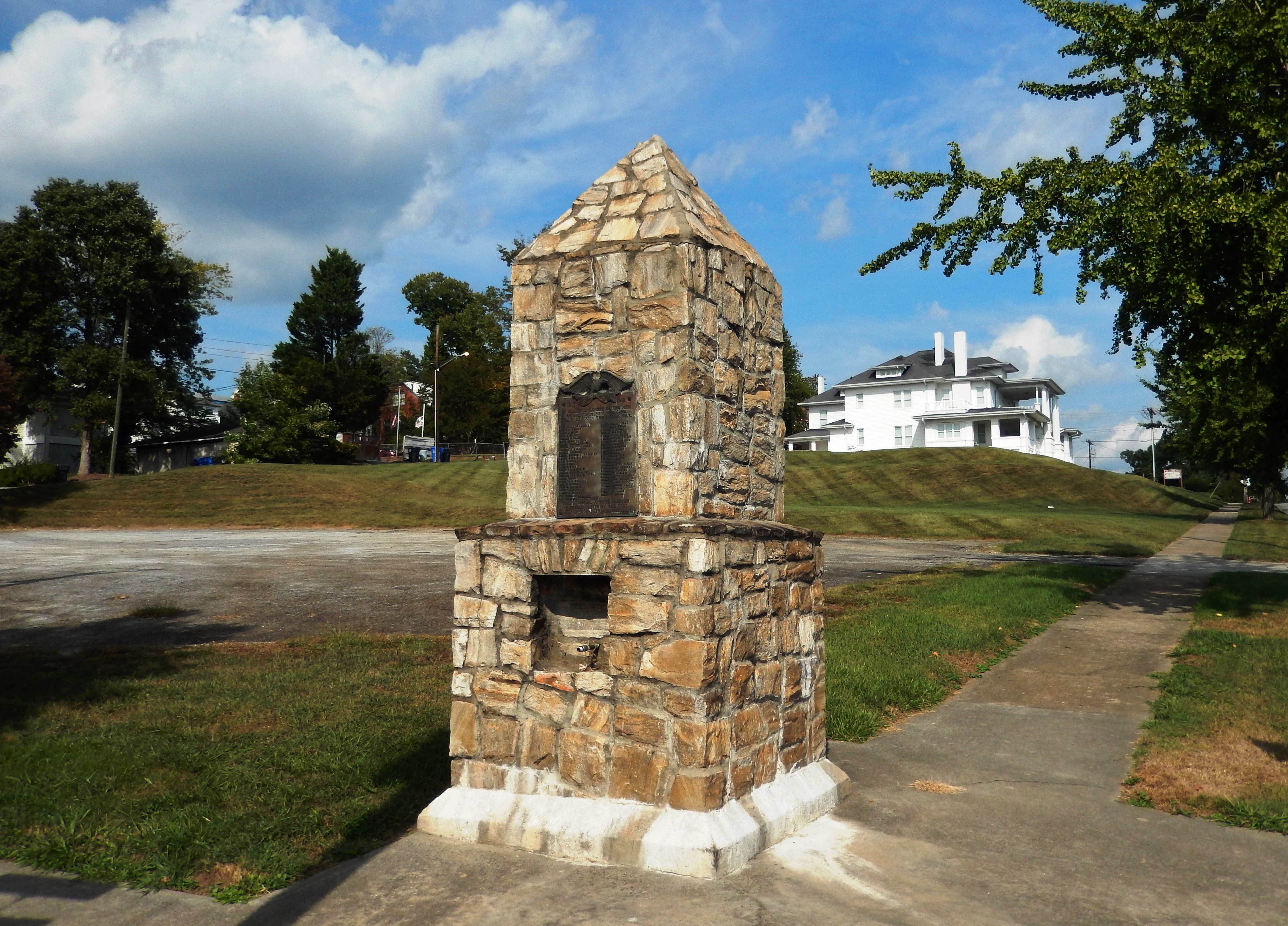 Zoom on the image : Wilkes County WWI Memorial