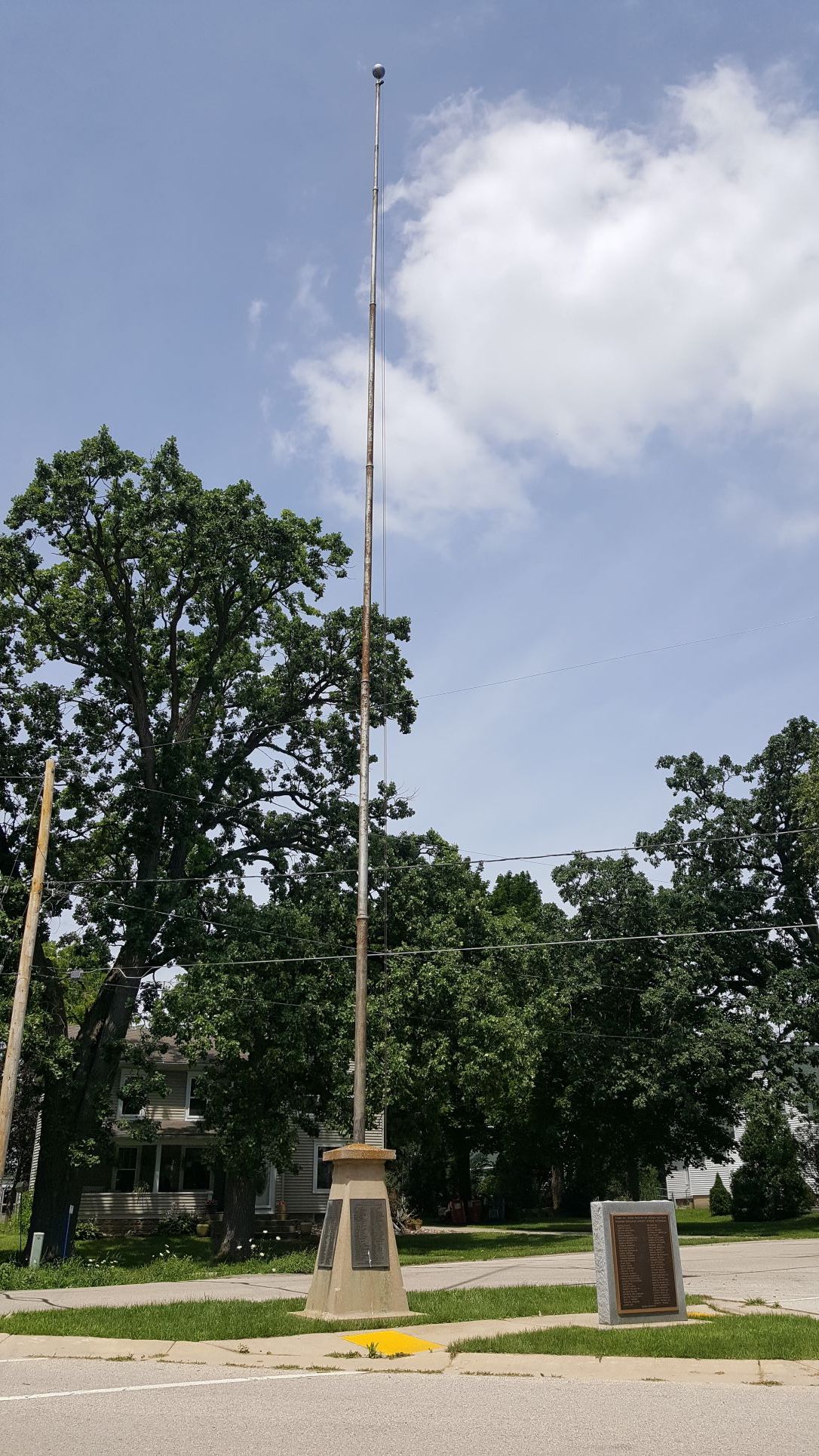 Zoom on the image : Lyons Flagpole Veterans Monument