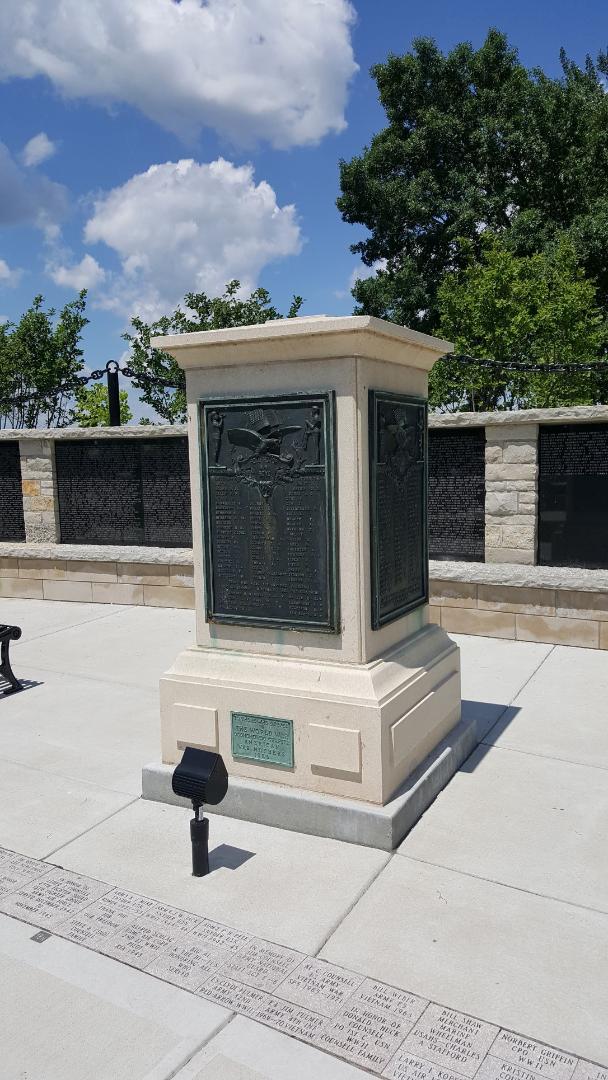 Zoom on the image : Oconomowoc World War Memorial 