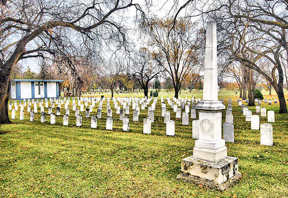 Zoom on the image : Girls Military Squad World War Monument