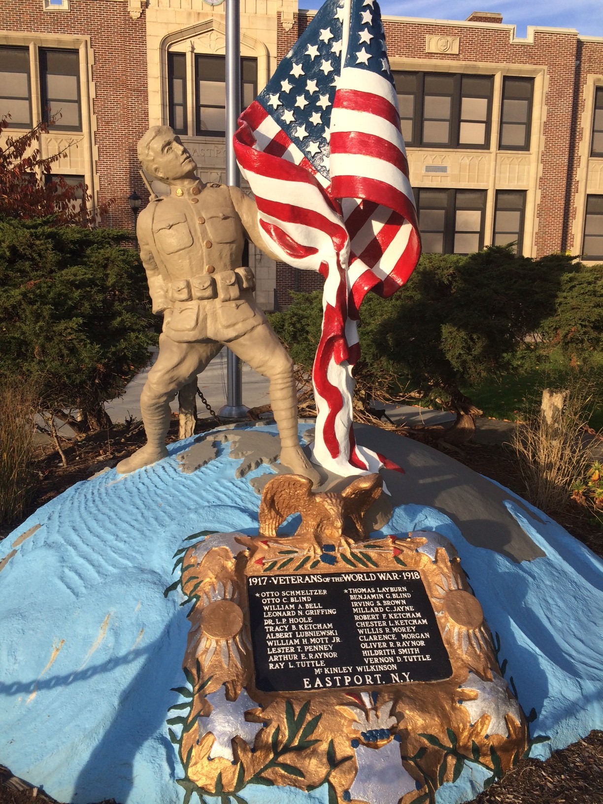Zoom on the image : World War 1 Doughboy with Flag
