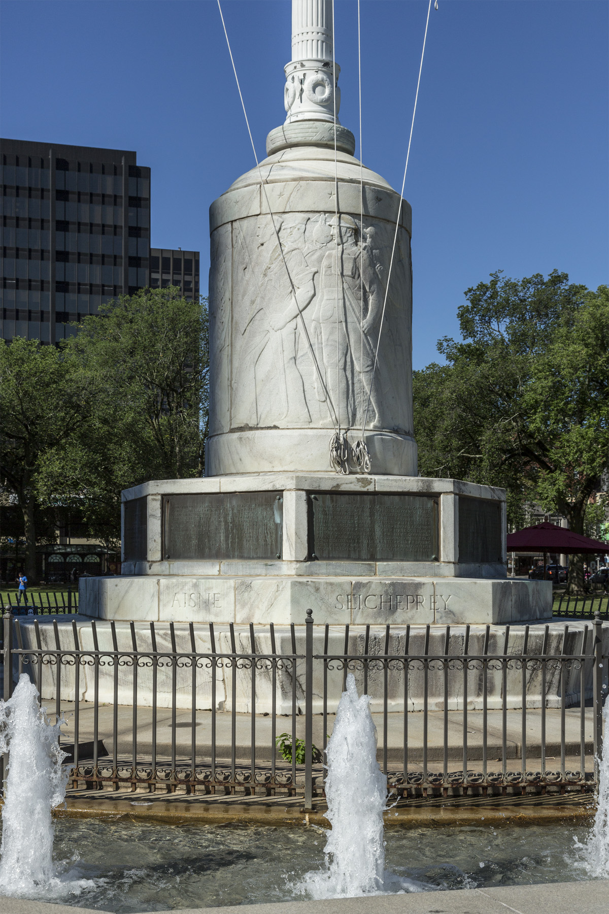 Zoom on the image : Soldiers and Sailors Monument