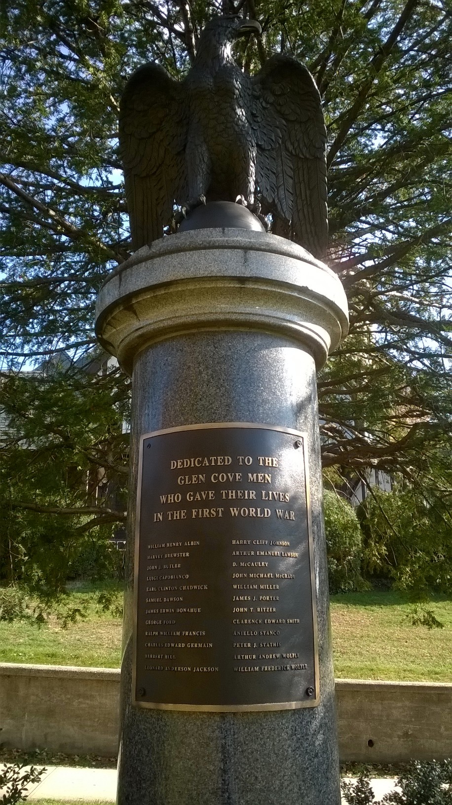 Zoom on the image : Glen Cove Eagle WW I Memorial