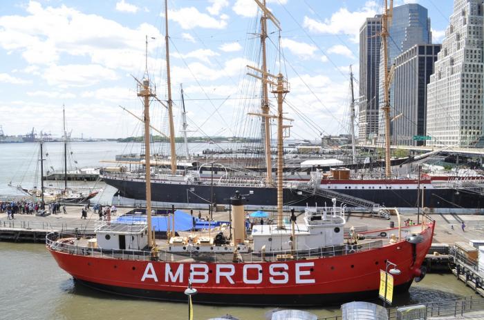 Zoom on the image : United States Lightship LV-87