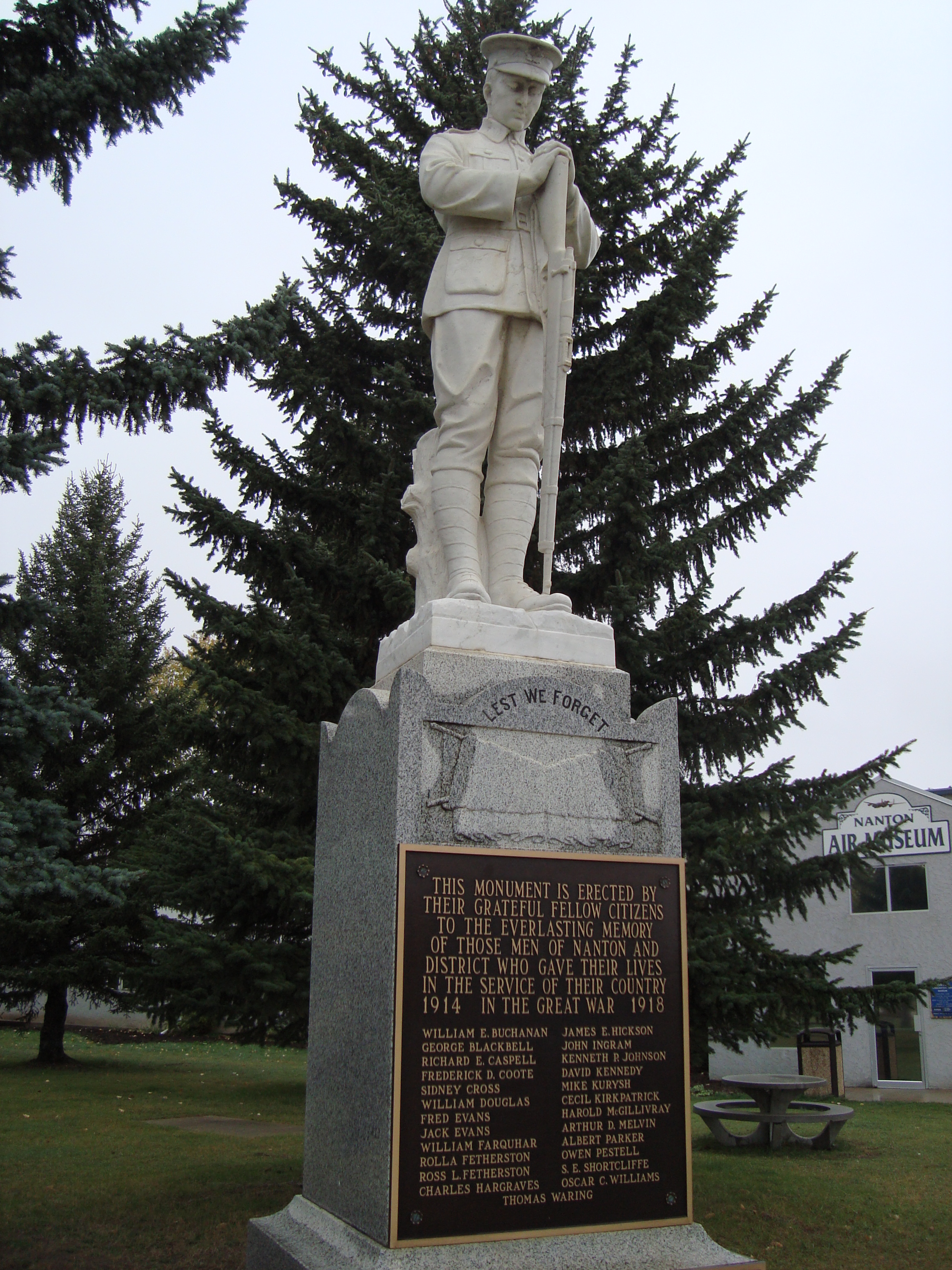 Zoom on the image : Nanton Cenotaph