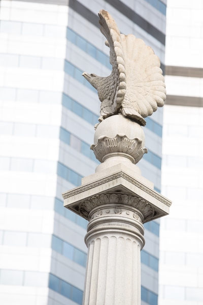 Zoom on the image : Boulevard of the Allies Memorial Columns - Pennsylvania