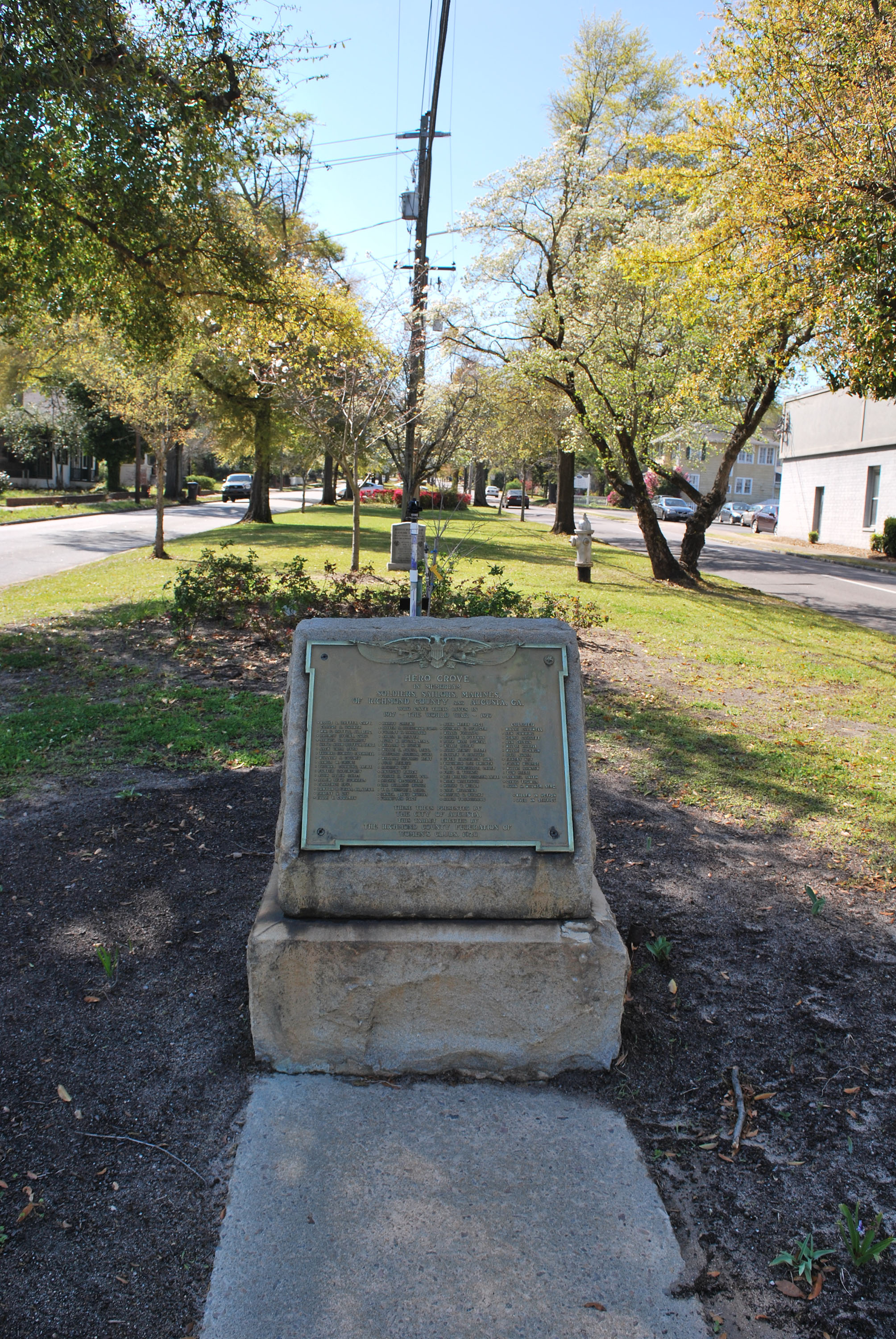 Zoom on the image : Augusta  - Hero Grove & Marker