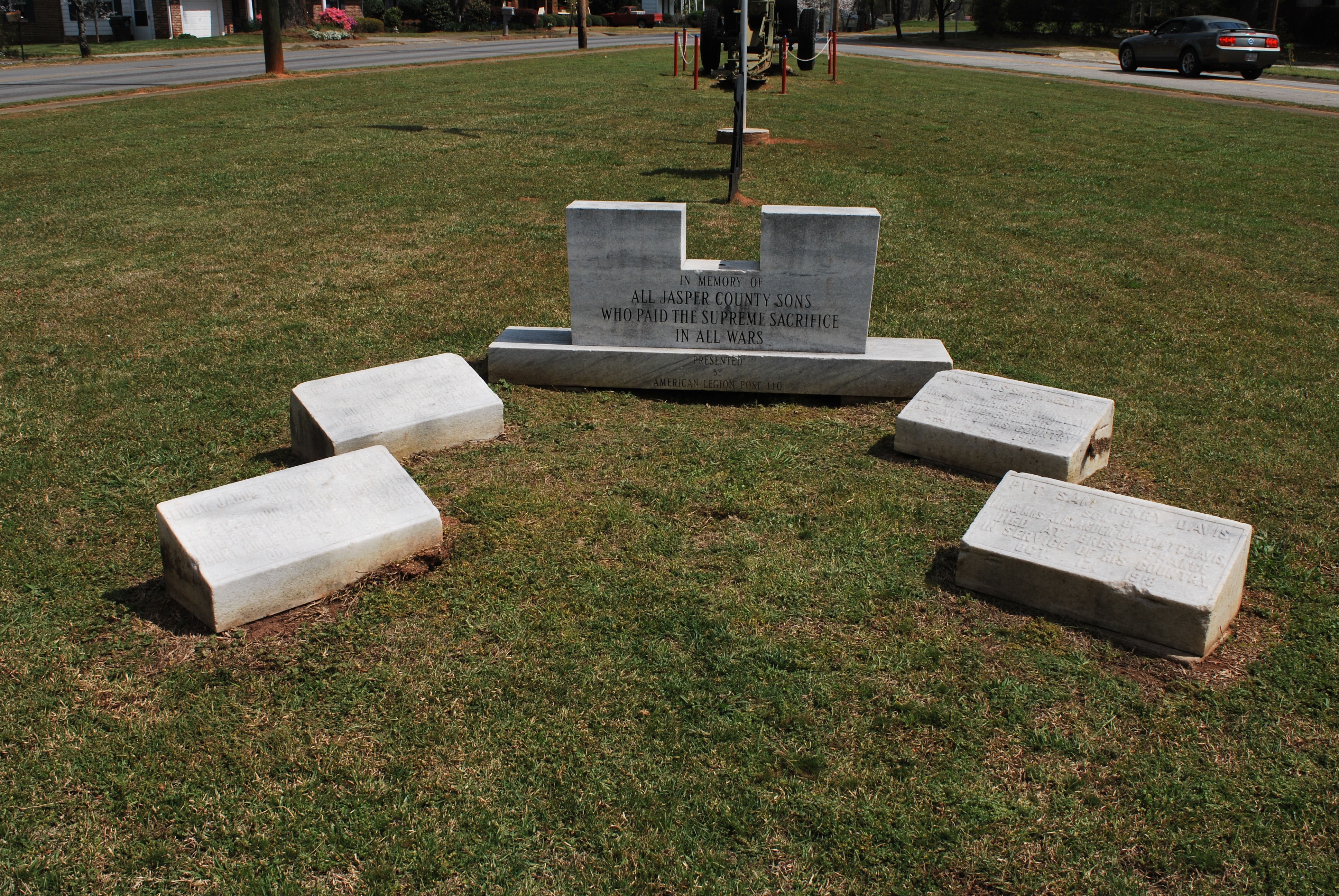 Zoom on the image : Jasper Co. –  World War Monument & Trees